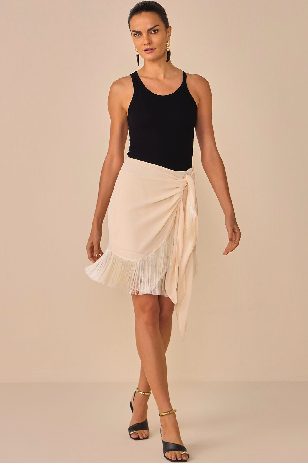 Saia curta em chiffon com aplicação de franjas 95278 Linzzi Saia curta em chiffon com aplicação de franjas 95278 Linzzi