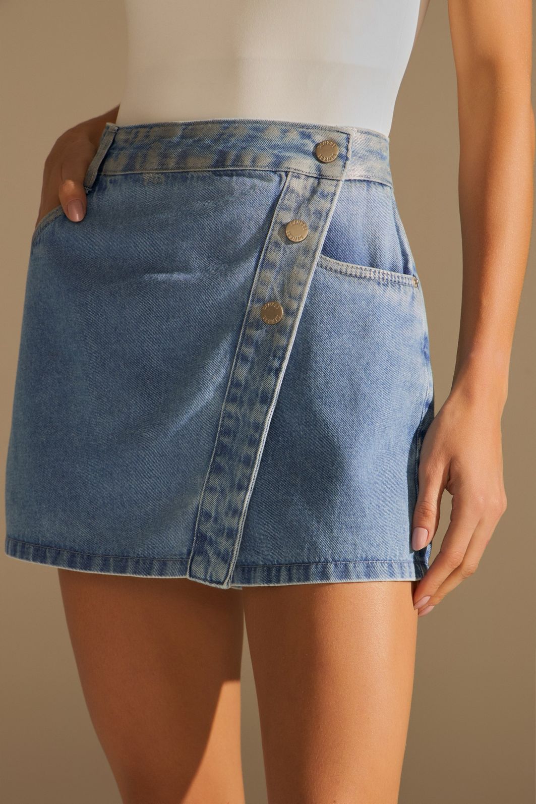 Short-saia em denim com leve aplicação de foil prata 94440 Linzzi Short-saia em denim com leve aplicação de foil prata 94440 Linzzi