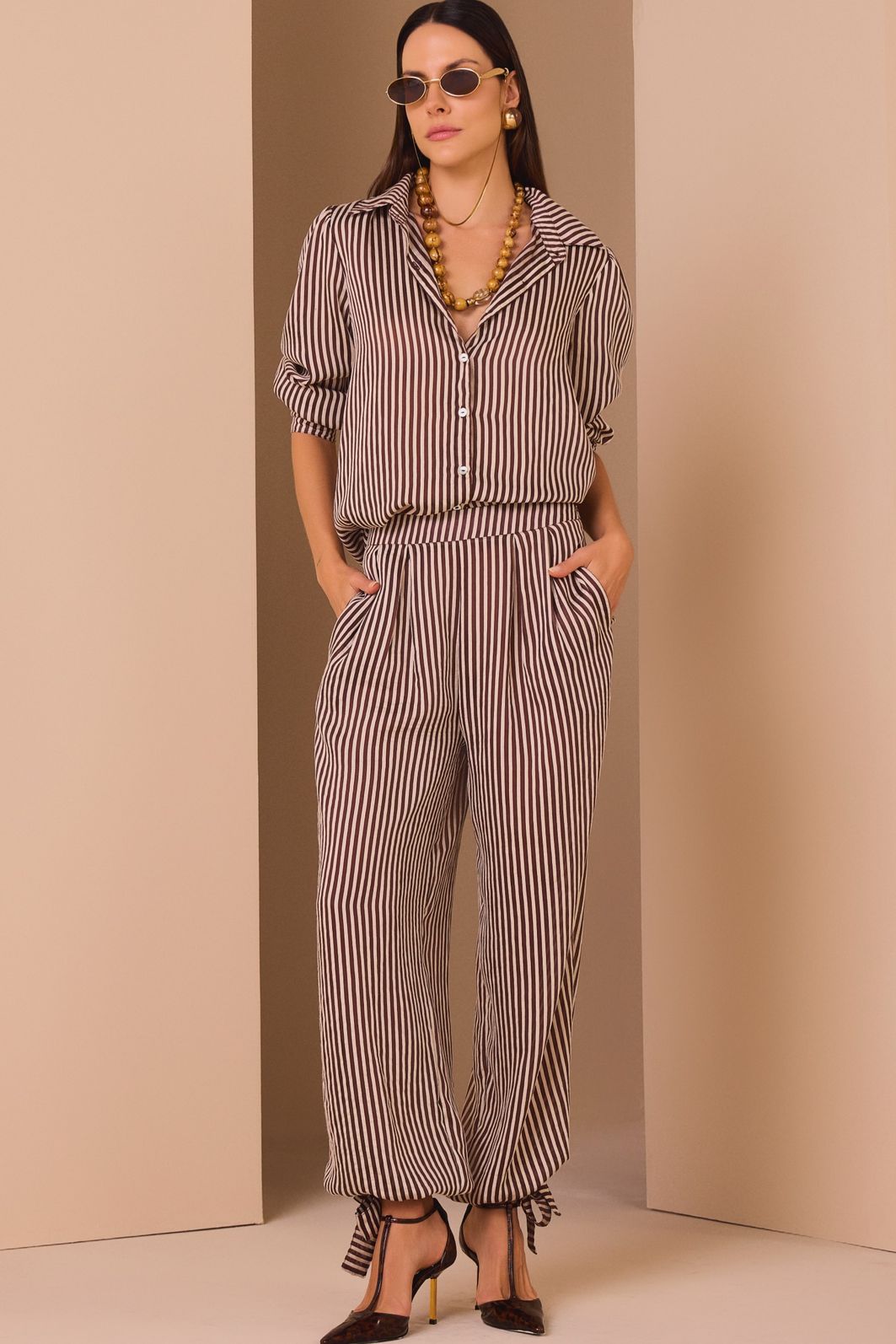 Calça oásis em tecido tencel premium listrado. Acompanha shorts forro em malha 98092 Linzzi Calça oásis em tecido tencel premium listrado. Acompanha shorts forro em malha 98092 Linzzi