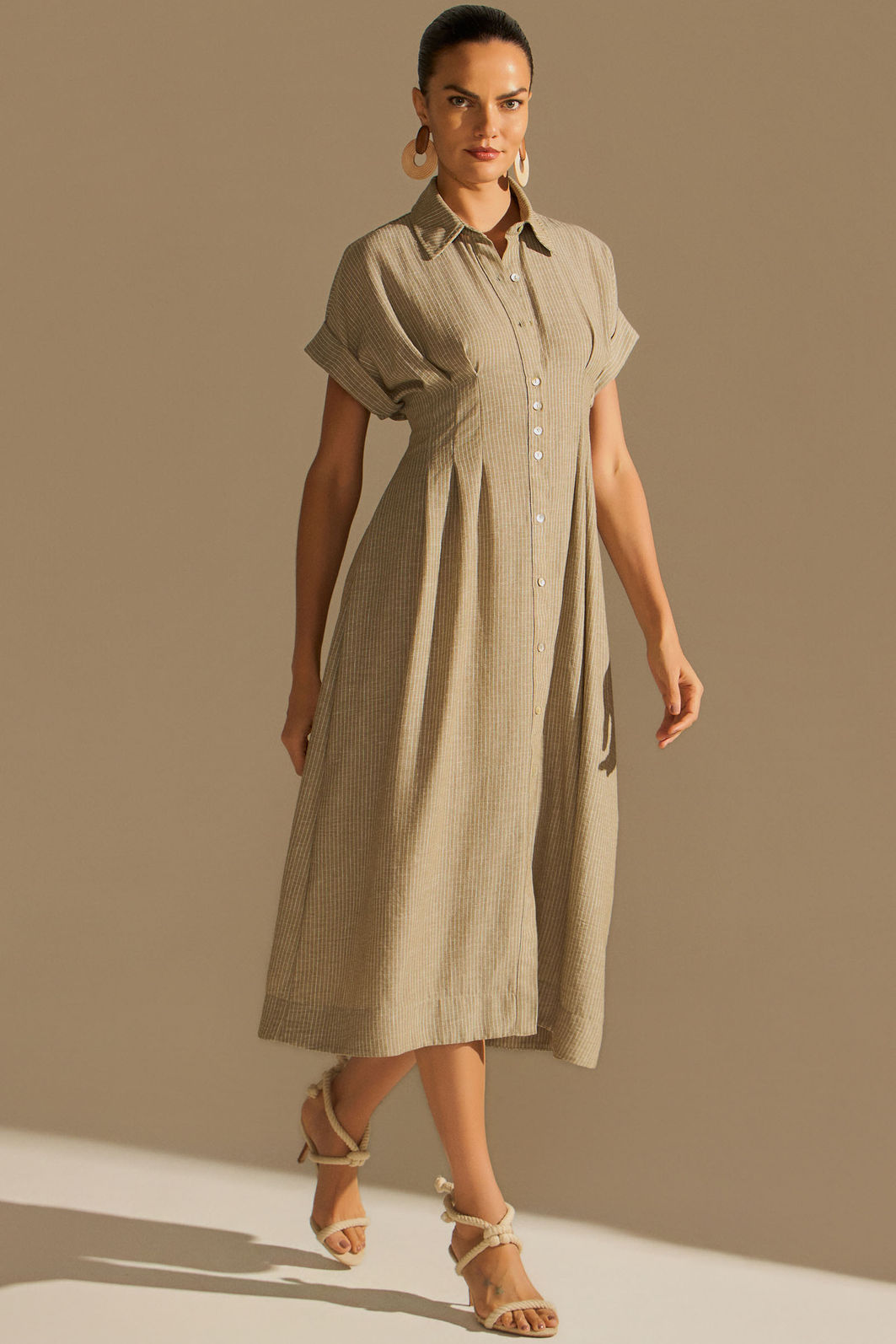 Vestido chemise maxi midi em blend de linho listrado 95849 Linzzi