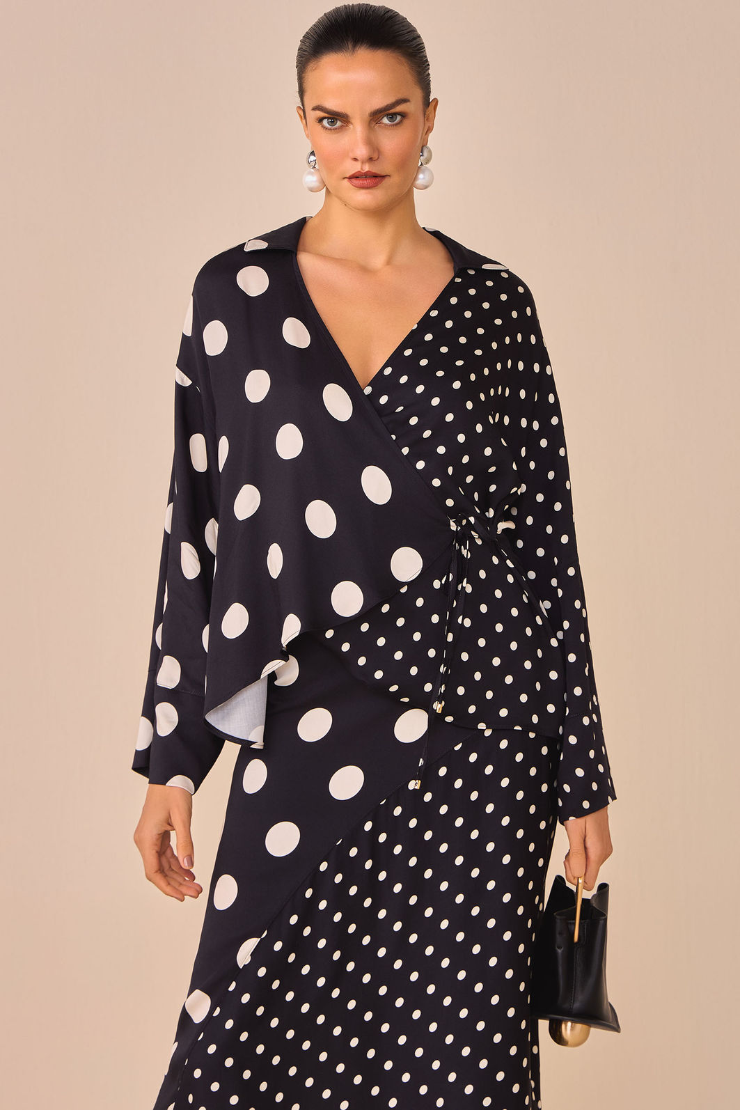 Camisa kimono em crepe acetinado com estampa digital 97210 Linzzi Camisa kimono em crepe acetinado com estampa digital 97210 Linzzi