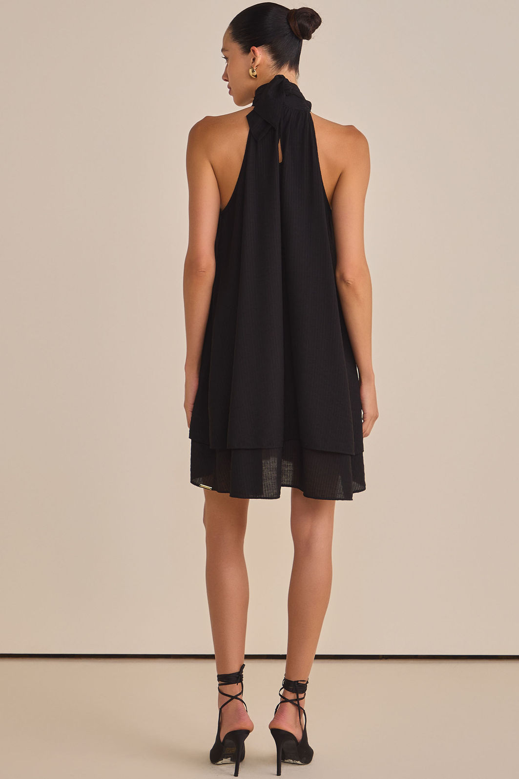 Vestido frente única em chiffon jacquard listrado com cinto faixa 91900 Linzzi