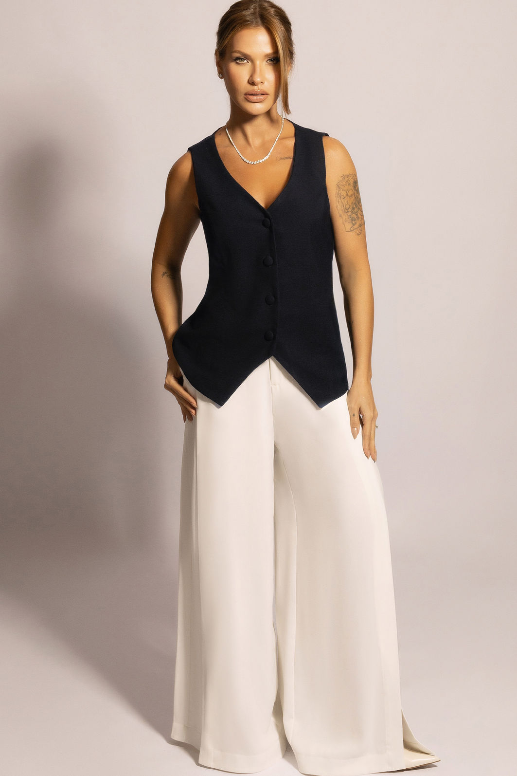 Calça pantalona em crepe estilo alfaiataria. Acompanha shorts forro 84044 Linzzi