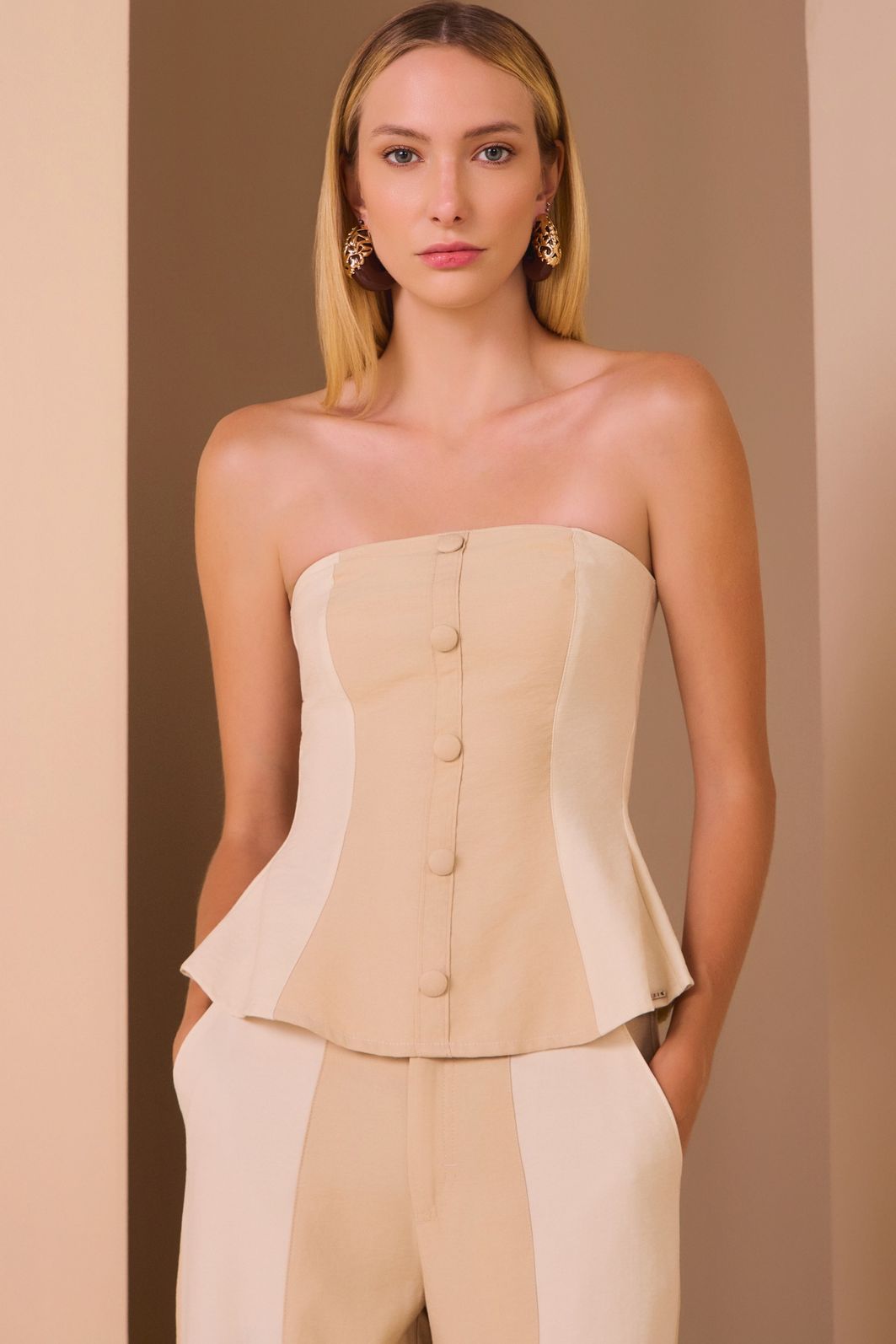Blusa sem alças em tecido alfaiataria premium 97888 Linzzi Blusa sem alças em tecido alfaiataria premium 97888 Linzzi