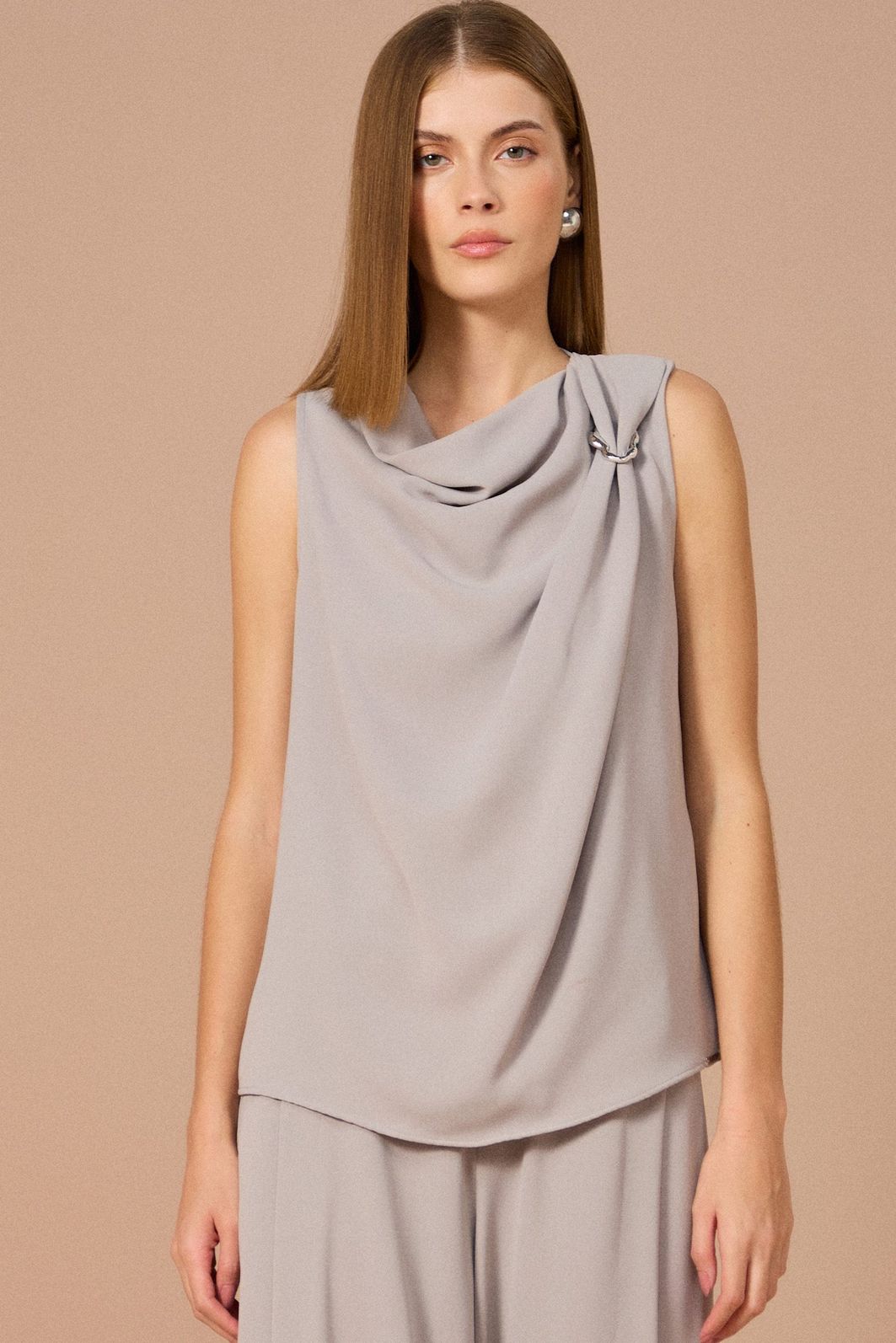 Blusa degagê sem mangas em crepe 84041 Linzzi Blusa degagê sem mangas em crepe 84041 Linzzi