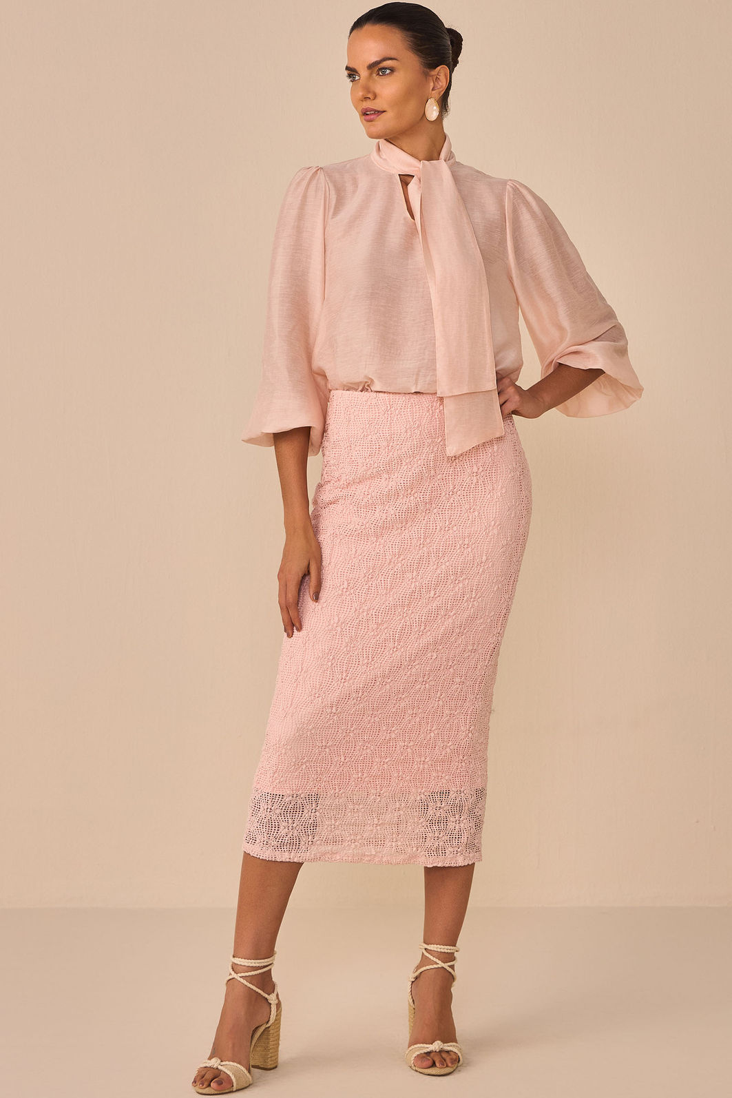 Saia maxi midi em malha delicaté rendada 97322 Linzzi Saia maxi midi em malha delicaté rendada 97322 Linzzi