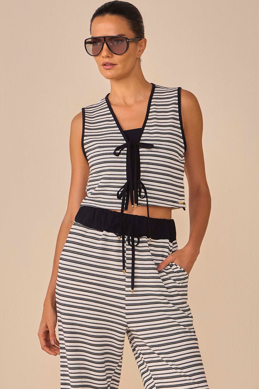 Colete em tricot leve listrado. Acompanha top em malha 94981 Linzzi Colete em tricot leve listrado. Acompanha top em malha 94981 Linzzi