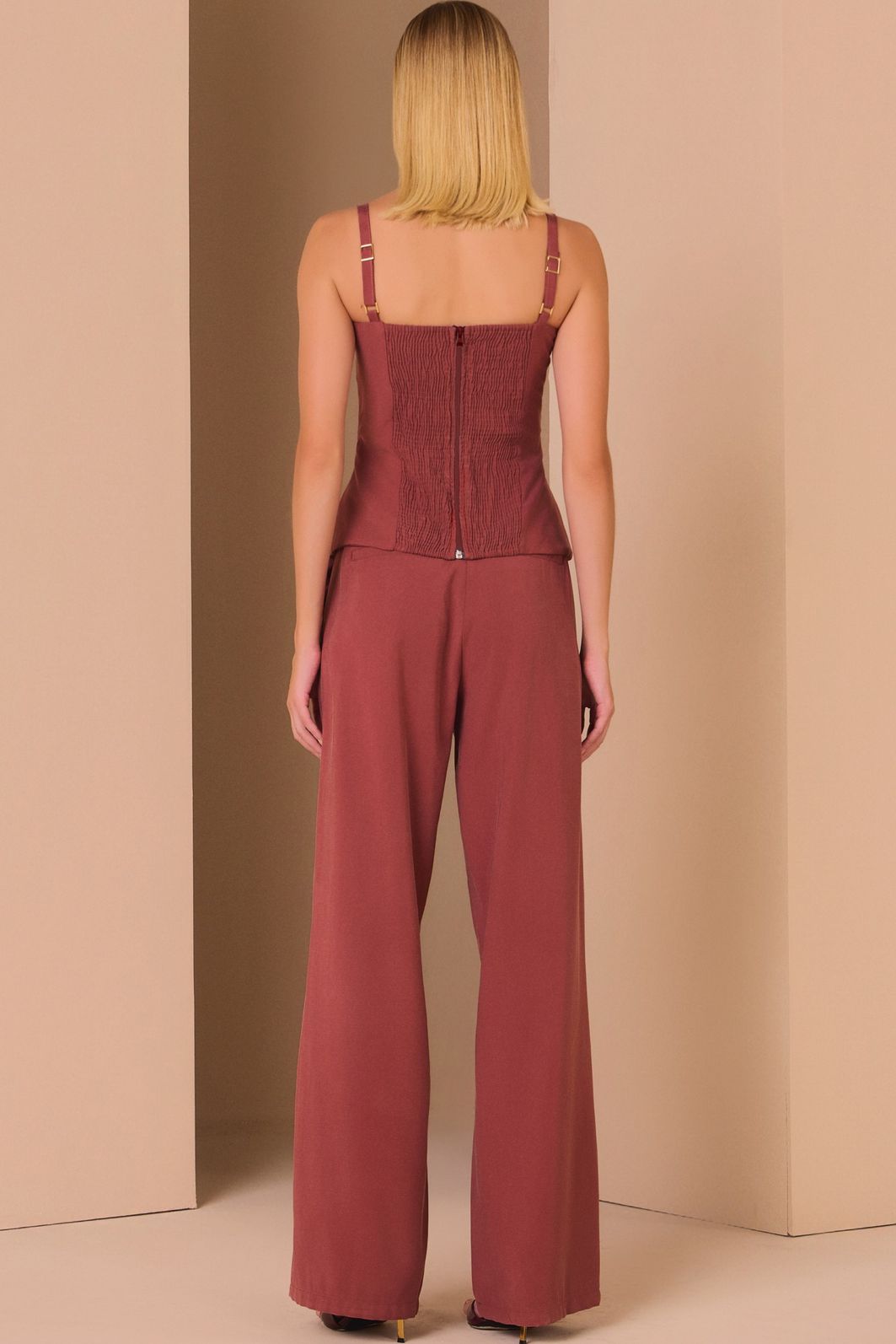 Blusa de alças em tecido alfaiataria peach touch 97739 Linzzi Blusa de alças em tecido alfaiataria peach touch 97739 Linzzi