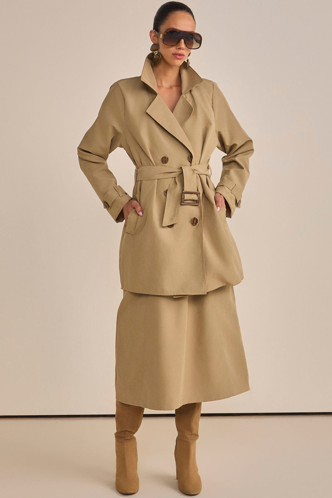Trench coat em sarja leve com cinto 89856 Linzzi Trench coat em sarja leve com cinto 89856 Linzzi