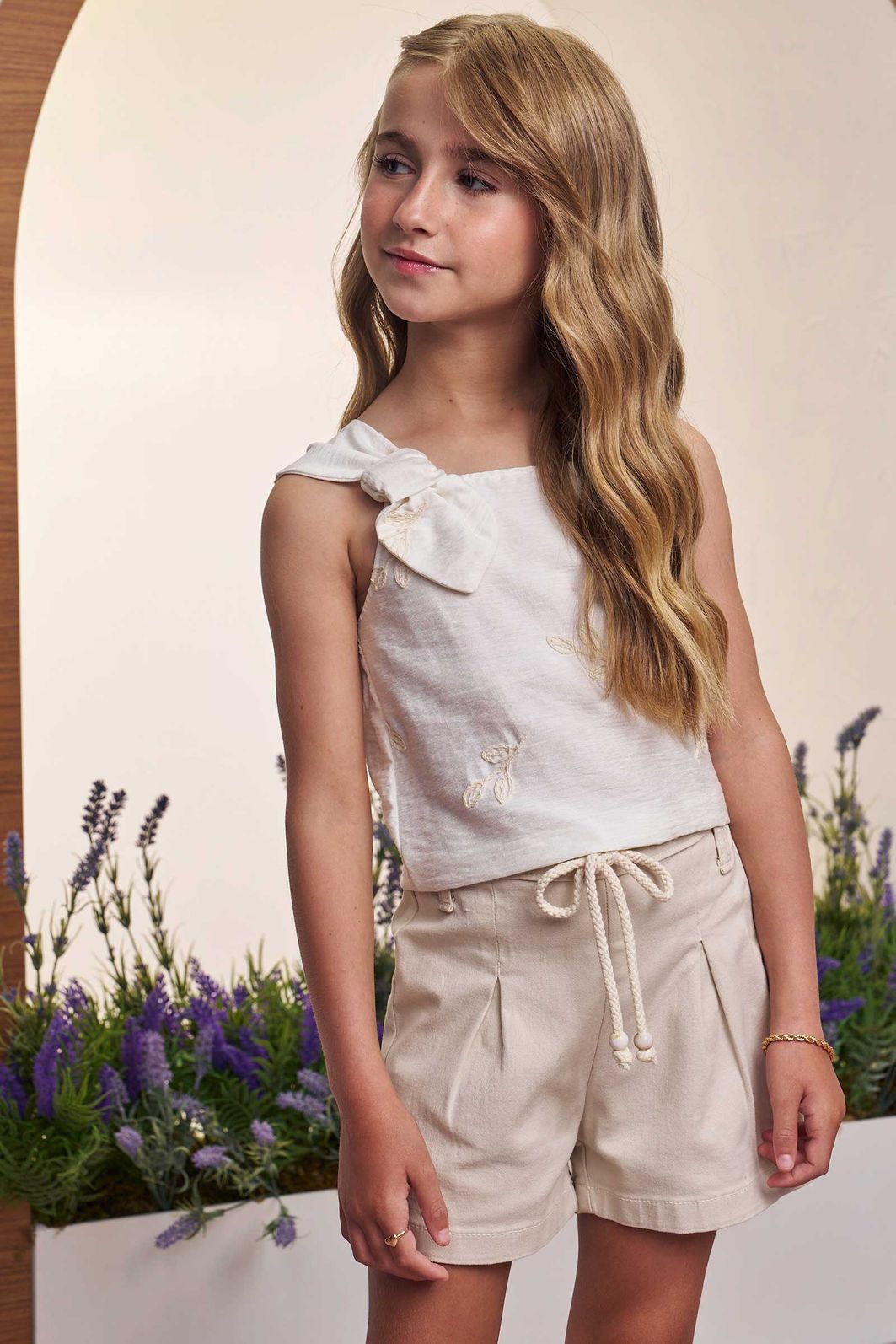 Conjunto de blusa em linho bordado folhas e shorts em sarja com elastano 98670 Infanti Infantil Menina Conjunto de blusa em linho bordado folhas e shorts em sarja com elastano 98670 Infanti Infantil Menina