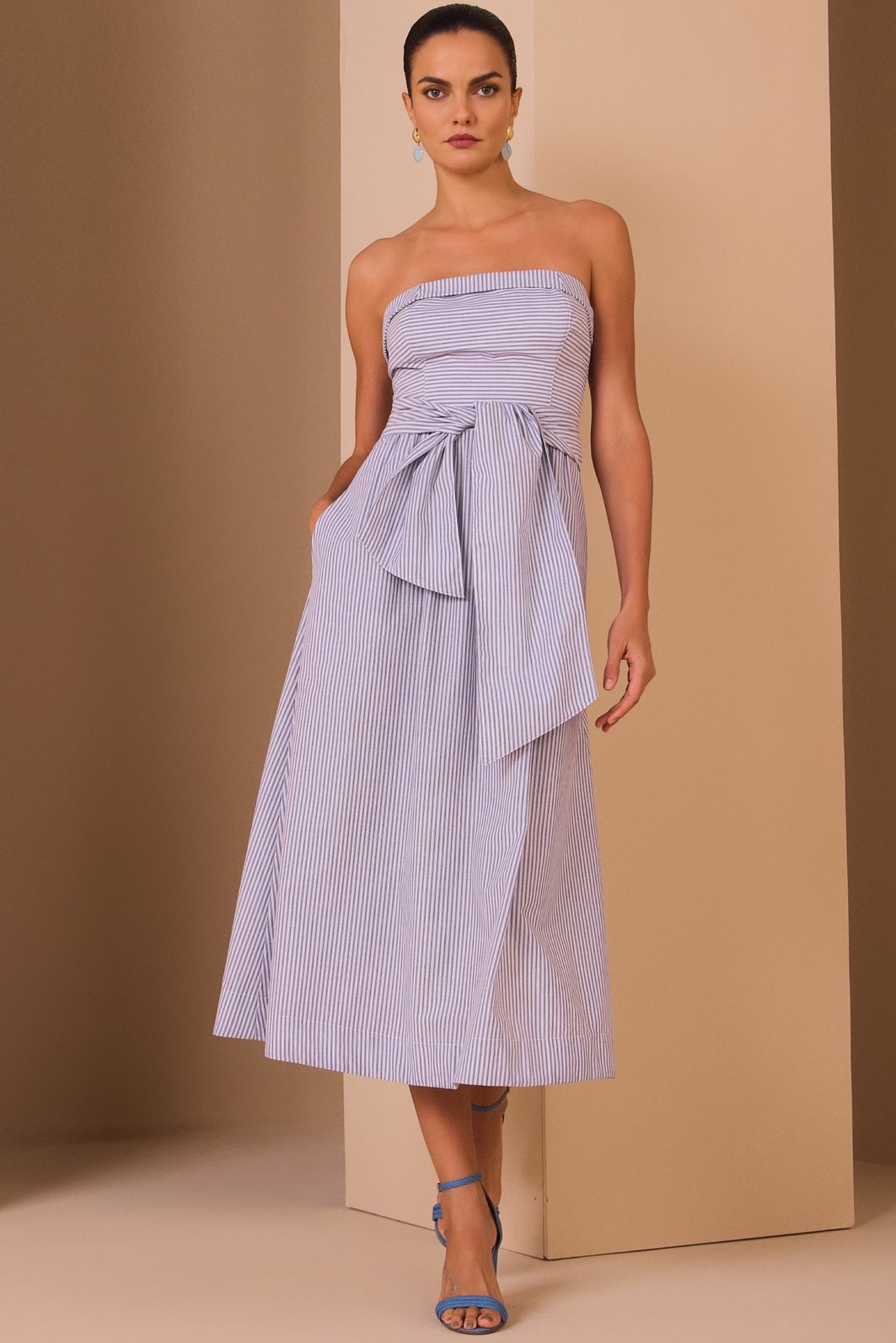 Vestido sem alças maxi midi em tricoline de algodão premium listrado. Acompanha cinto no mesmo tecido 98328 Linzzi Vestido sem alças maxi midi em tricoline de algodão premium listrado. Acompanha cinto no mesmo tecido 98328 Linzzi