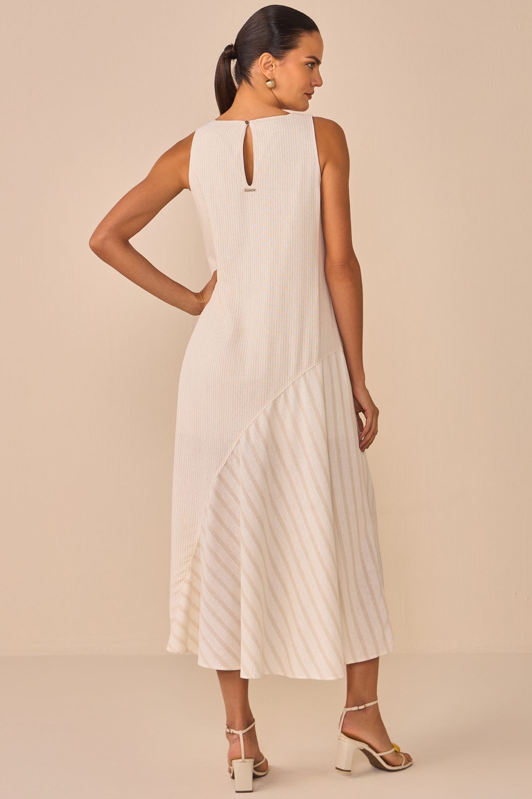 Vestido maxi midi em blend de linho listrado. Acompanha cinto 94730 Linzzi Vestido maxi midi em blend de linho listrado. Acompanha cinto 94730 Linzzi