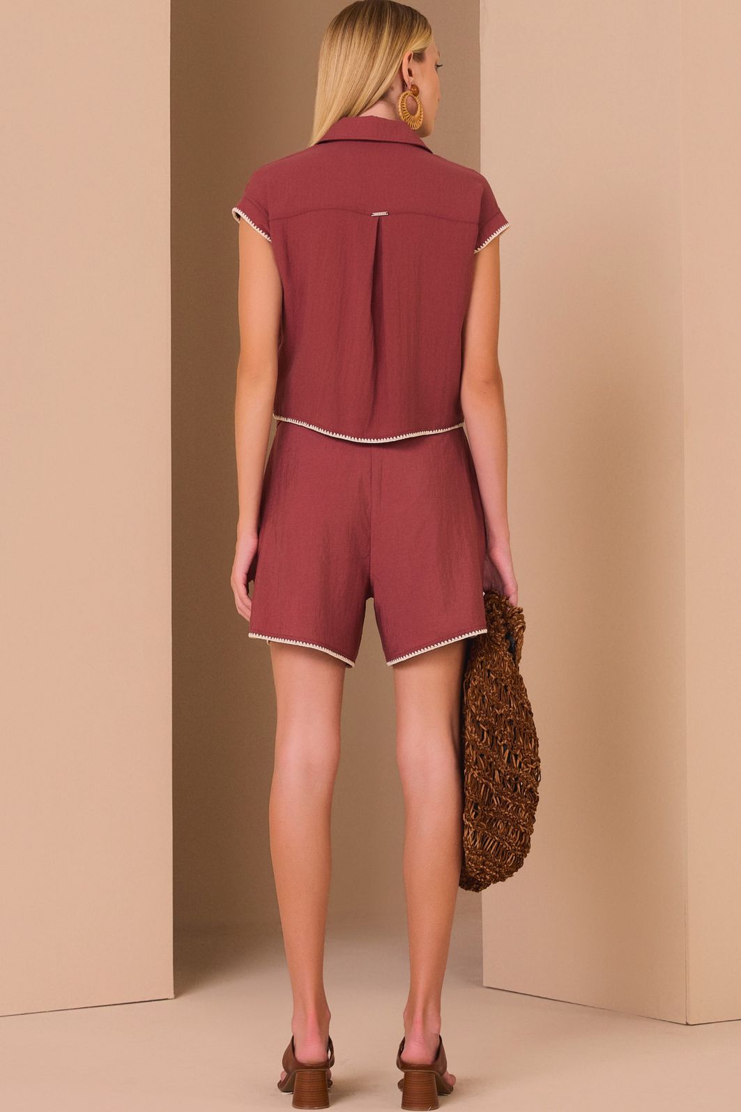 Shorts em crepe de viscose rayon. Acompanha cinto no mesmo tecido 98635 Linzzi
