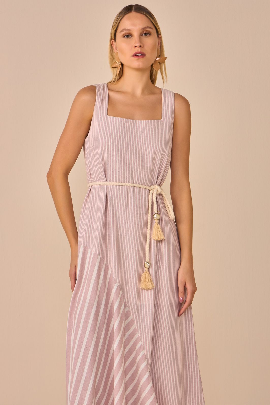 Vestido maxi midi em blend de linho listrado. Acompanha cinto 94730 Linzzi Vestido maxi midi em blend de linho listrado. Acompanha cinto 94730 Linzzi