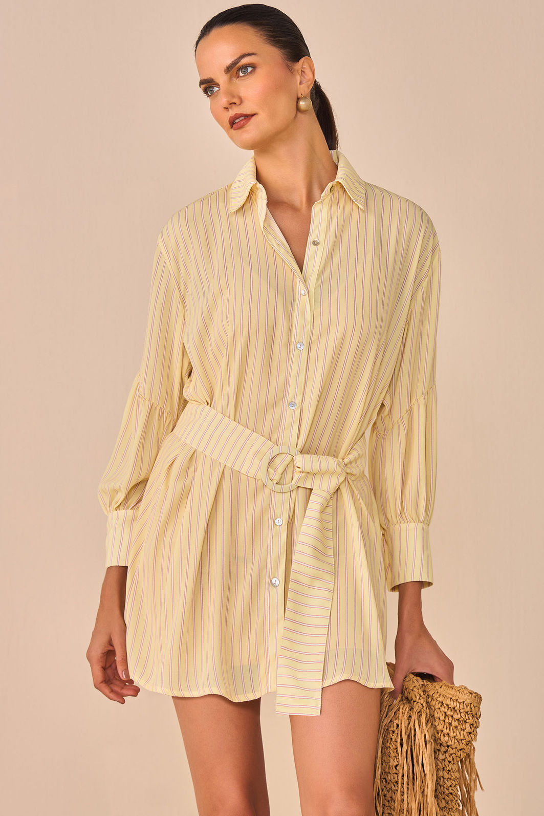 Vestido chemise em chiffon listrado. Acompanha cinto 96190 Linzzi Vestido chemise em chiffon listrado. Acompanha cinto 96190 Linzzi