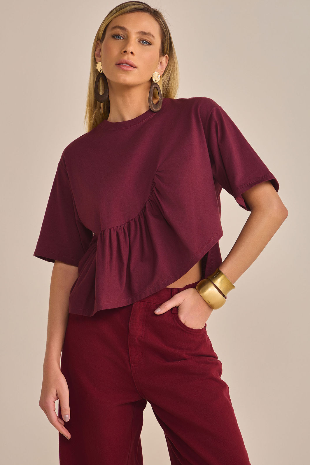 Blusa assimétrica em meia malha 90243 Linzzi Blusa assimétrica em meia malha 90243 Linzzi