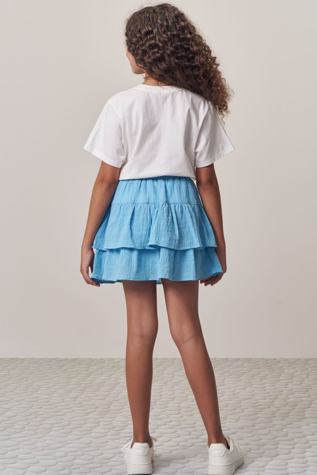 Conjunto de camiseta comfy em meia malha e saia em tecido plano aimee com shorts embutido 98585 Lilimoon Teen Menina