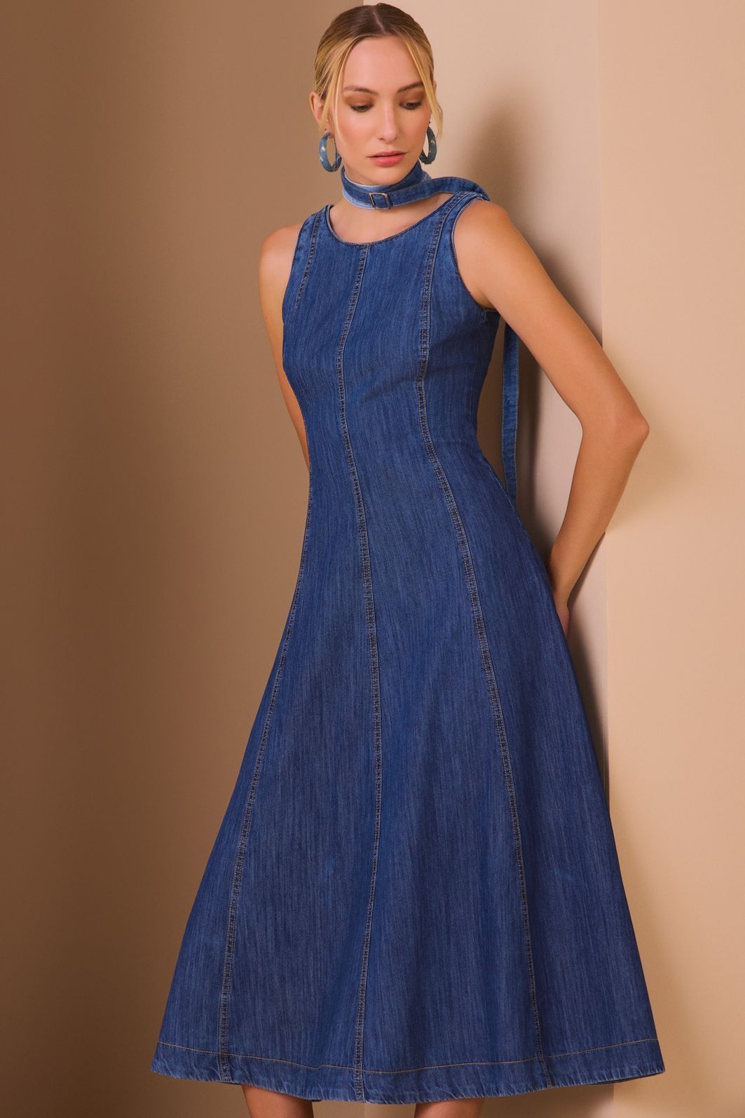 Vestido midi em jeans leve 97660 Linzzi Vestido midi em jeans leve 97660 Linzzi