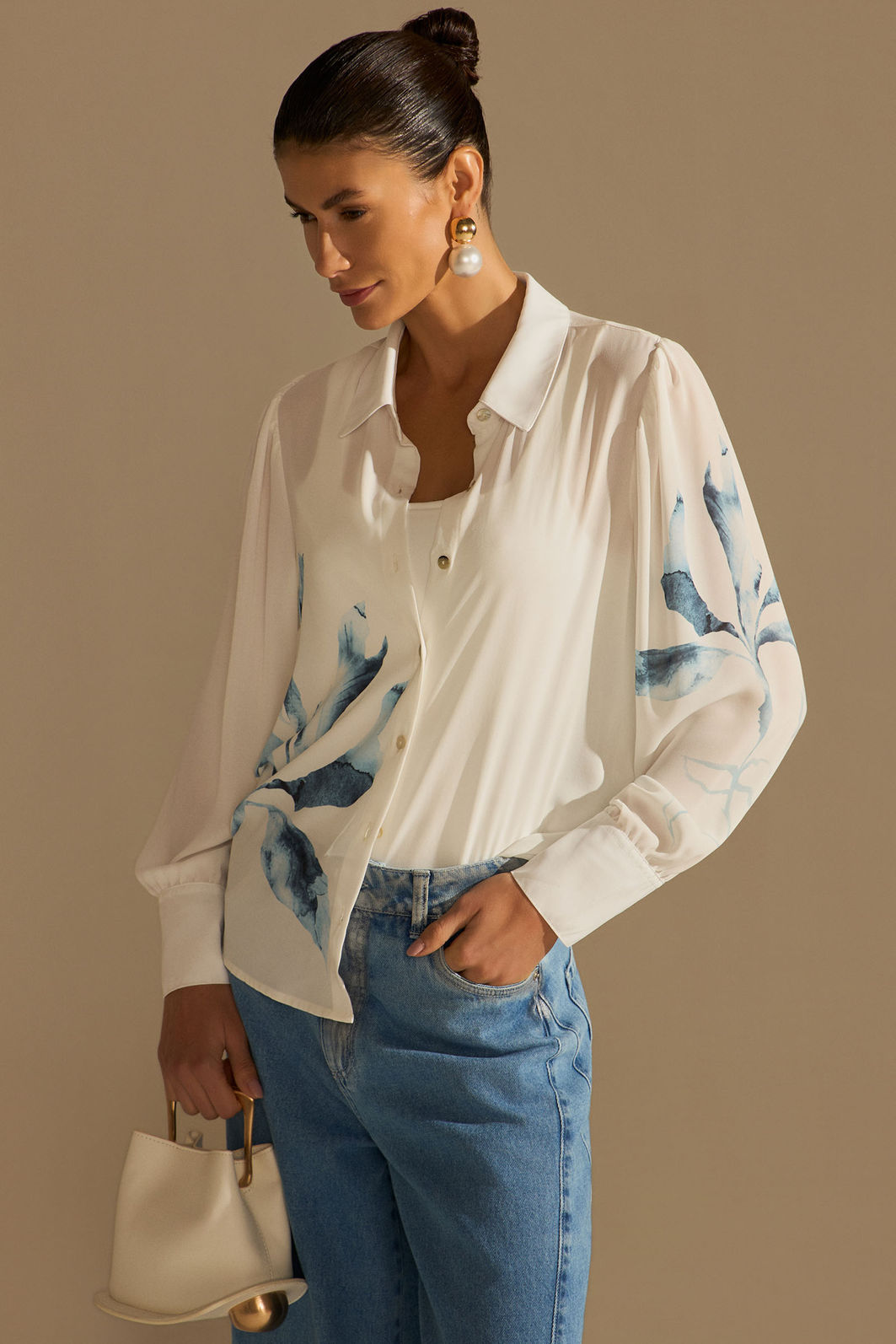 Camisa em chiffon com estampa localizada 96196 Linzzi Camisa em chiffon com estampa localizada 96196 Linzzi