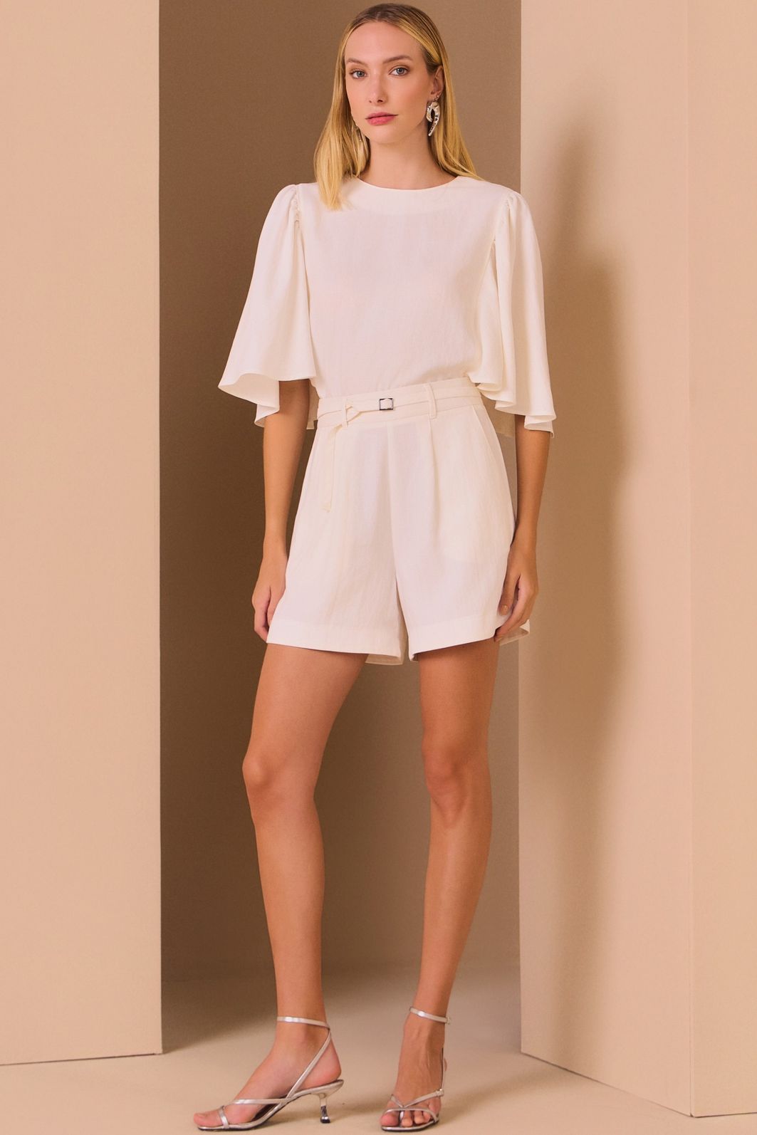Blusa em tecido premium alfaiataria de viscose 98100 Linzzi Blusa em tecido premium alfaiataria de viscose 98100 Linzzi