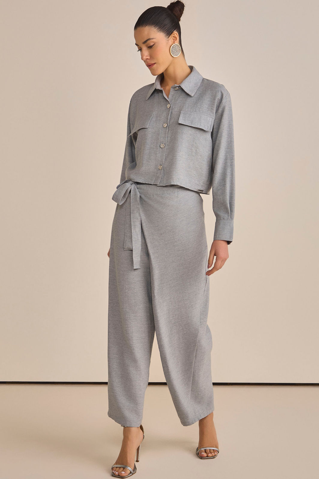 Camisa cropped em tecido estilo alfaiataria 89080 Linzzi Camisa cropped em tecido estilo alfaiataria 89080 Linzzi