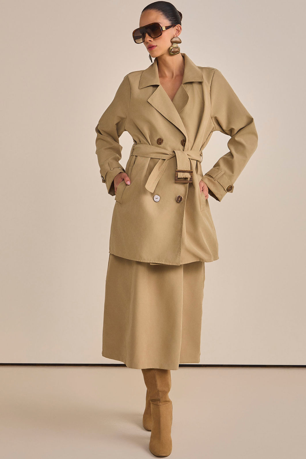 Trench coat em sarja leve com cinto 89856 Linzzi Trench coat em sarja leve com cinto 89856 Linzzi
