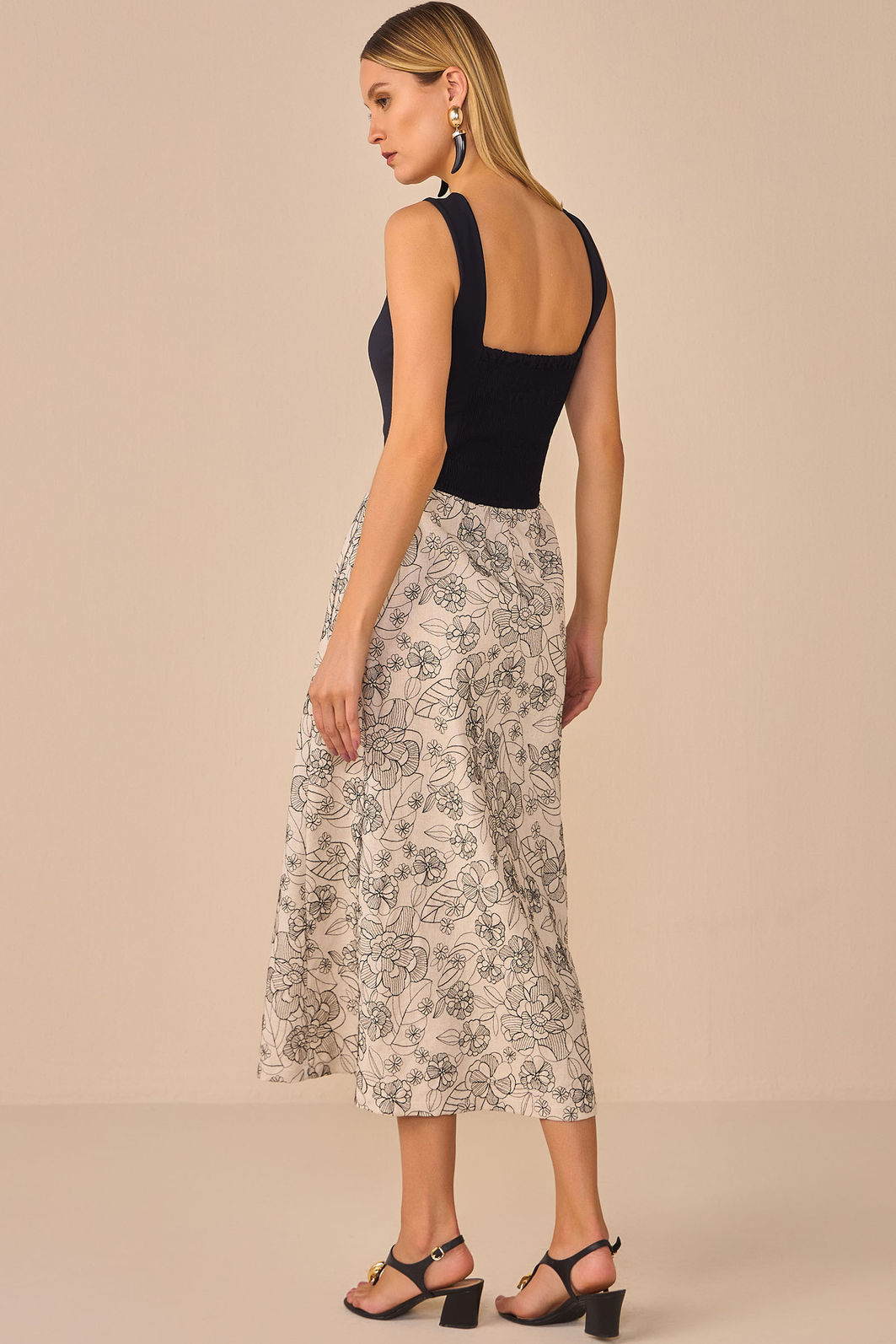 Vestido maxi midi em blend de linho bordado 96758 Linzzi Vestido maxi midi em blend de linho bordado 96758 Linzzi