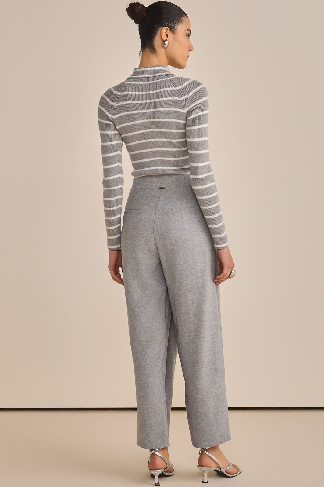 Blusa gola alta em tricô listrado 89052 Linzzi Blusa gola alta em tricô listrado 89052 Linzzi