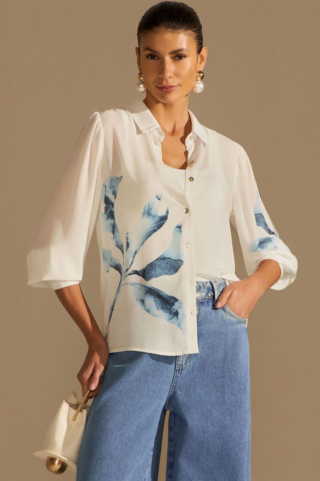 Camisa em chiffon com estampa localizada 96196 Linzzi Camisa em chiffon com estampa localizada 96196 Linzzi