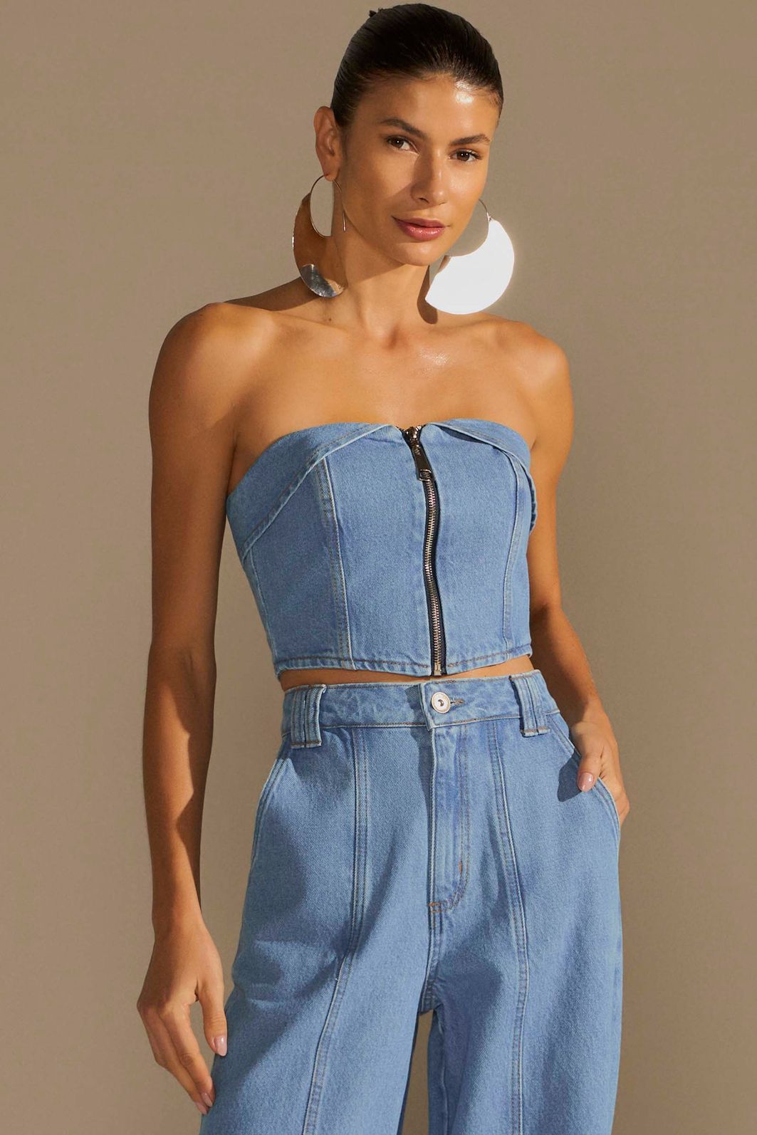 Blusa sem alça em denim 94987 Linzzi Blusa sem alça em denim 94987 Linzzi