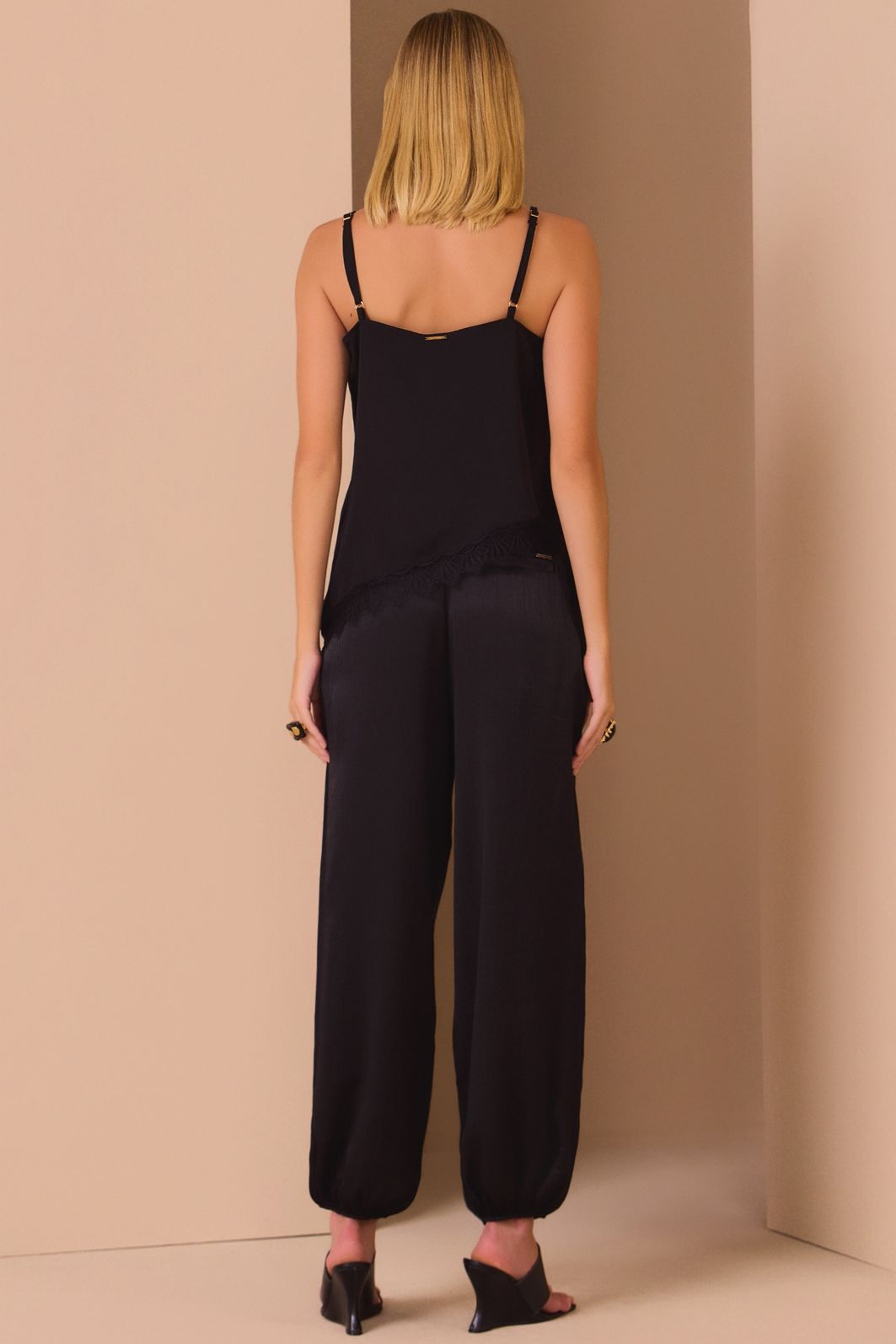 Calça oásis em crepe acetinado de viscose texturizado 99043 Linzzi Calça oásis em crepe acetinado de viscose texturizado 99043 Linzzi