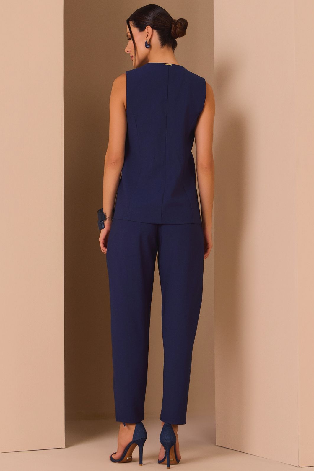 Calça slouchy em tecido alfaiataria premium 98643 Linzzi Calça slouchy em tecido alfaiataria premium 98643 Linzzi