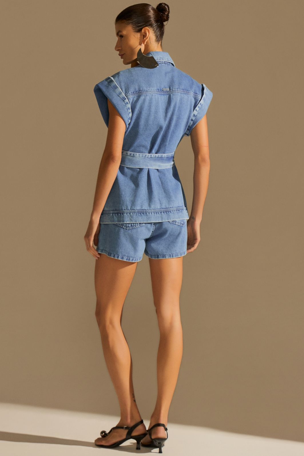 Short-saia em denim com leve aplicação de foil prata 94440 Linzzi Short-saia em denim com leve aplicação de foil prata 94440 Linzzi