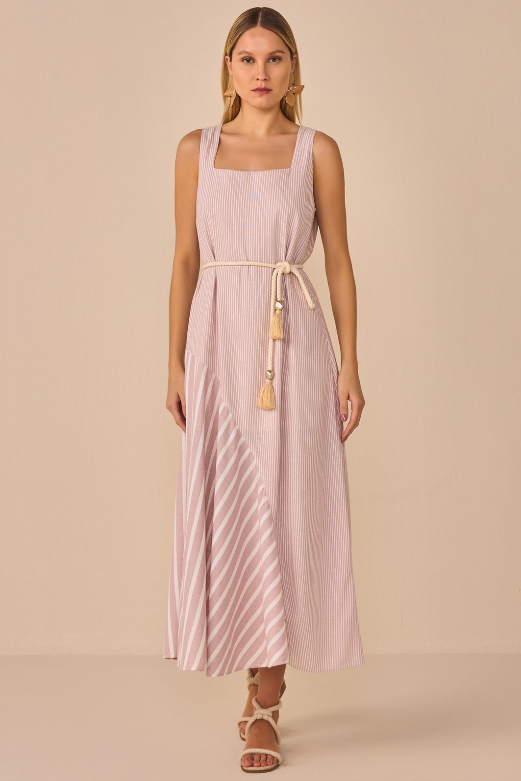 Vestido maxi midi em blend de linho listrado. Acompanha cinto 94730 Linzzi Vestido maxi midi em blend de linho listrado. Acompanha cinto 94730 Linzzi