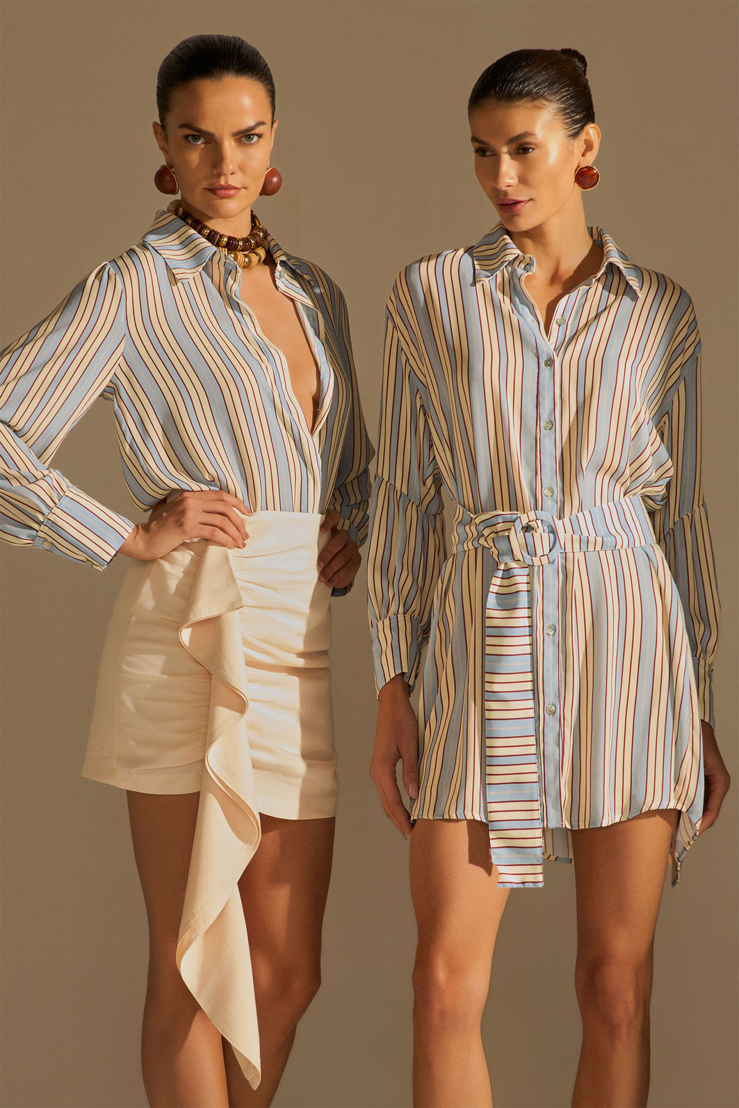 Vestido chemise em chiffon listrado. Acompanha cinto 96190 Linzzi Vestido chemise em chiffon listrado. Acompanha cinto 96190 Linzzi
