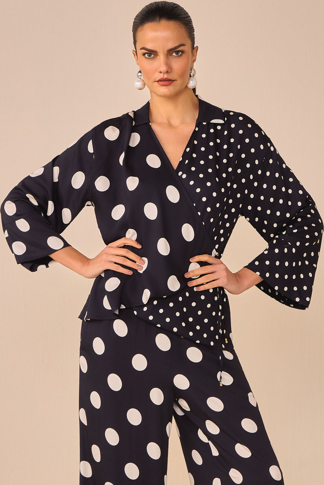 Camisa kimono em crepe acetinado com estampa digital 97210 Linzzi Camisa kimono em crepe acetinado com estampa digital 97210 Linzzi