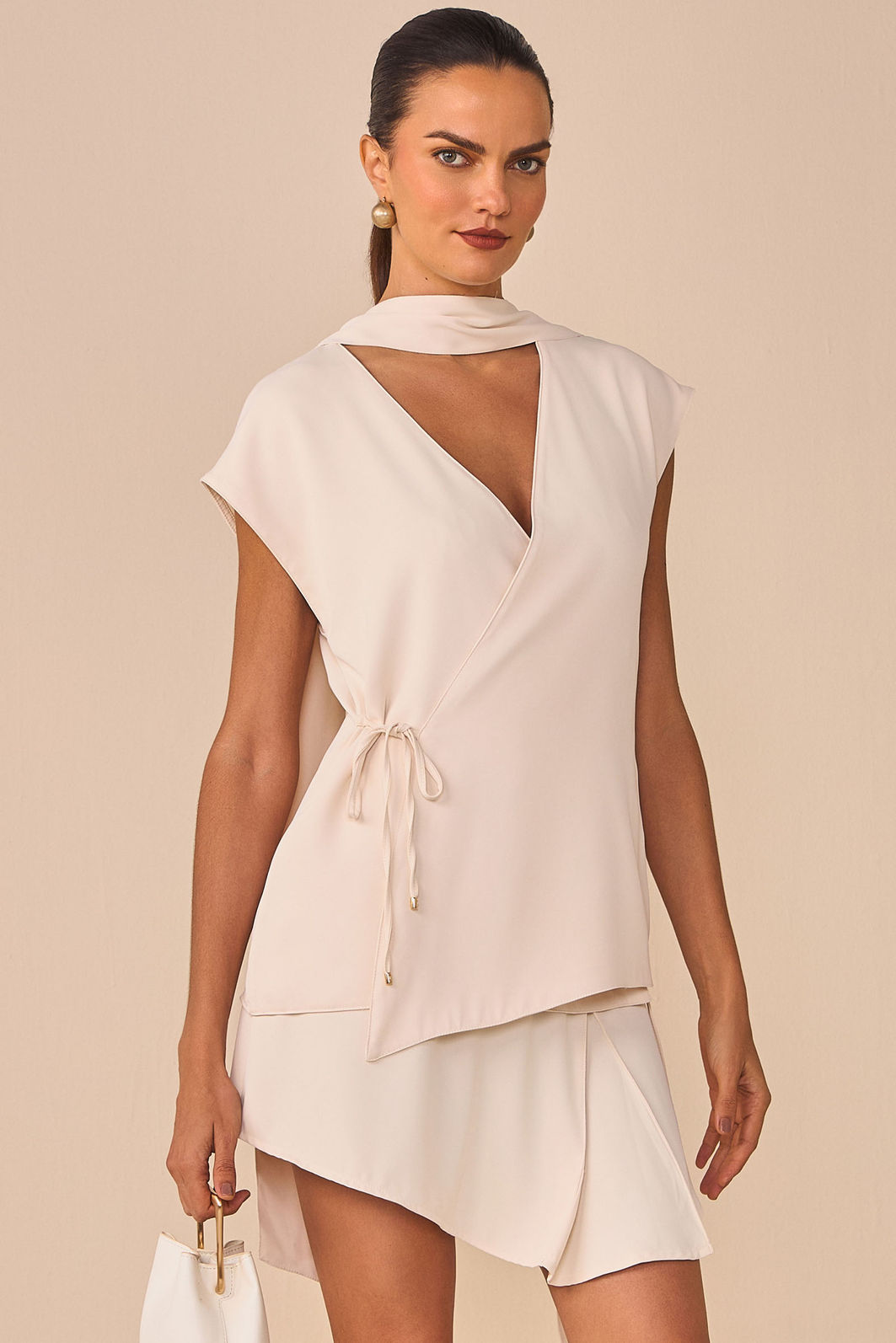 Blusa com transpasse em crepe premium alfaiataria 96763 Linzzi Blusa com transpasse em crepe premium alfaiataria 96763 Linzzi