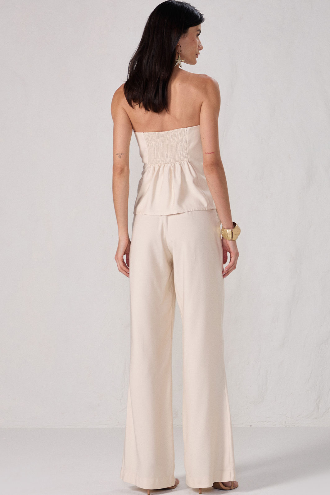 Calça wide leg em viscose estilo alfaiataria. Acompanha shorts forro 84304 Linzzi Calça wide leg em viscose estilo alfaiataria. Acompanha shorts forro 84304 Linzzi