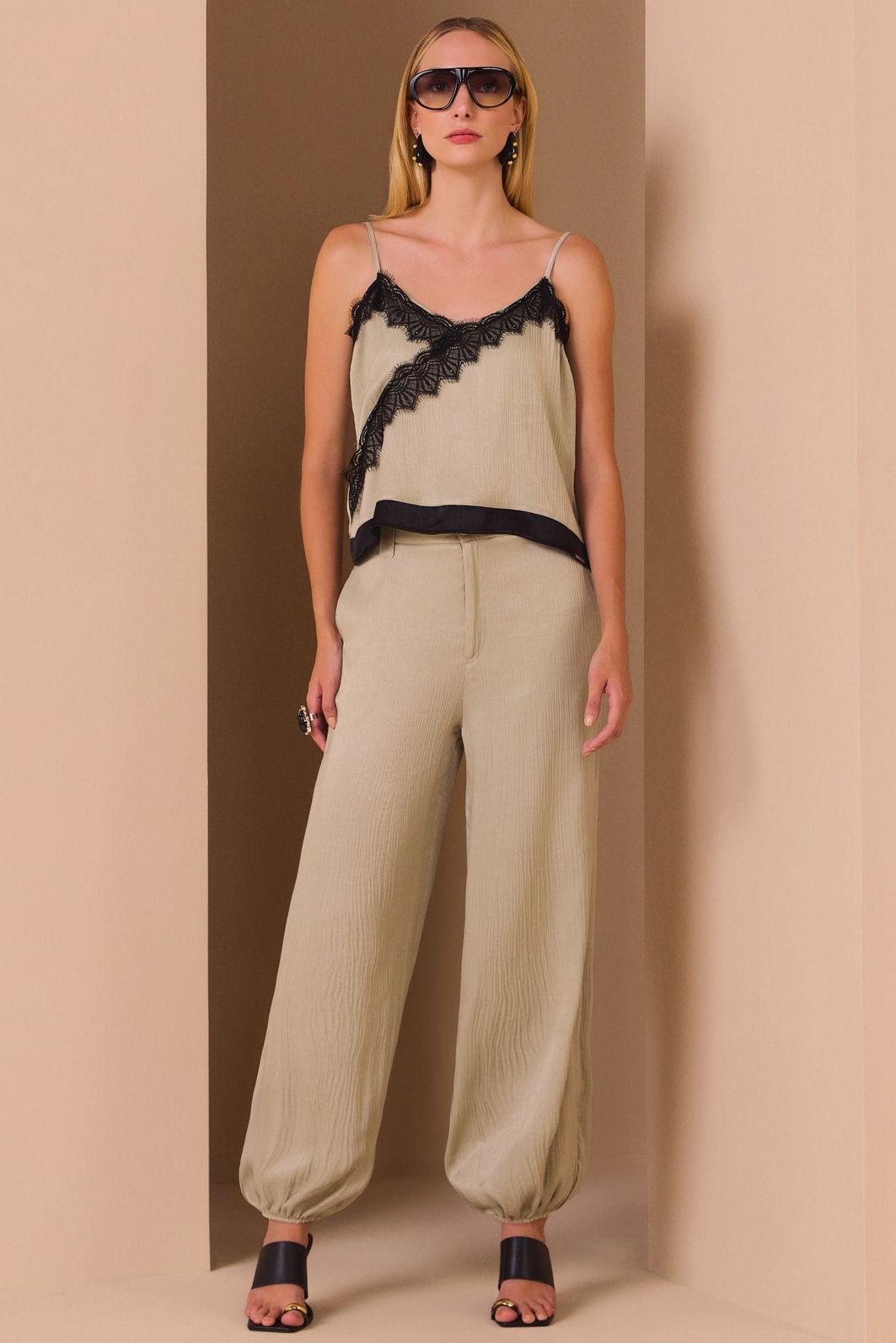 Calça oásis em crepe acetinado de viscose texturizado 99043 Linzzi Calça oásis em crepe acetinado de viscose texturizado 99043 Linzzi