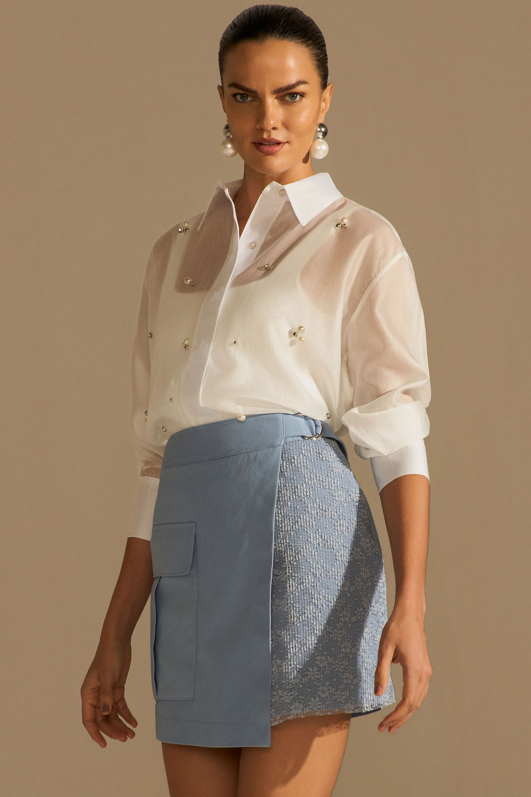 Camisa com pedrarias em blend de liocel 96946 Linzzi Camisa com pedrarias em blend de liocel 96946 Linzzi