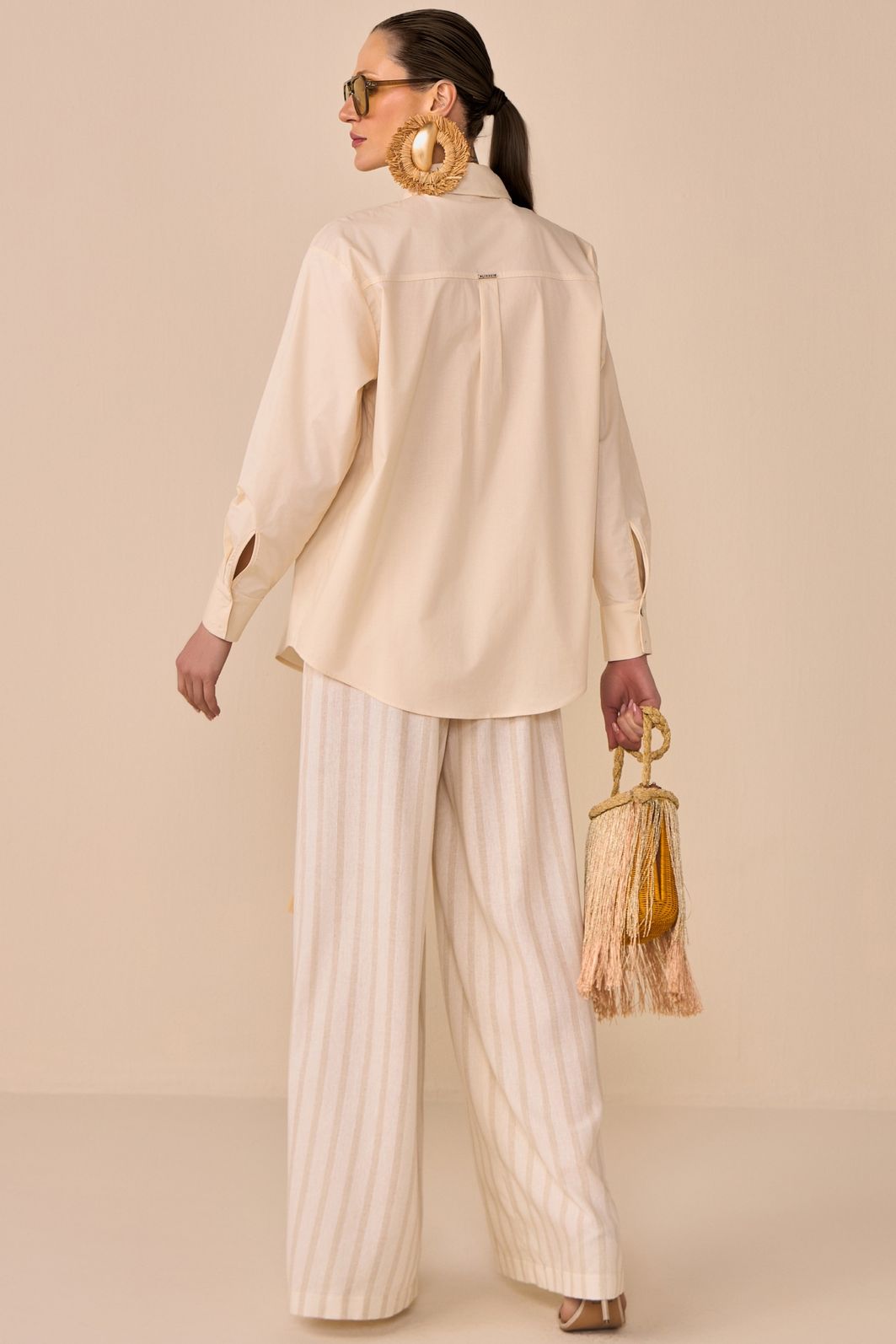 Calça pantalona em blend de linho listrado. Acompanha cinto 94729 Linzzi Calça pantalona em blend de linho listrado. Acompanha cinto 94729 Linzzi