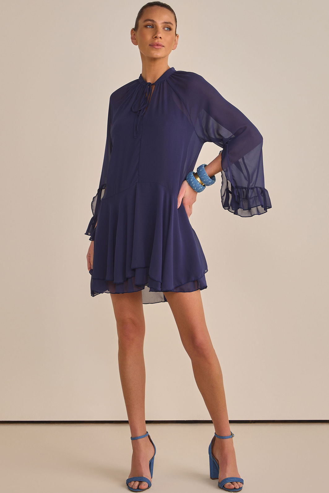 Vestido com babados em crepe silk. Acompanha vestido forro em malha 89852 Linzzi Vestido com babados em crepe silk. Acompanha vestido forro em malha 89852 Linzzi