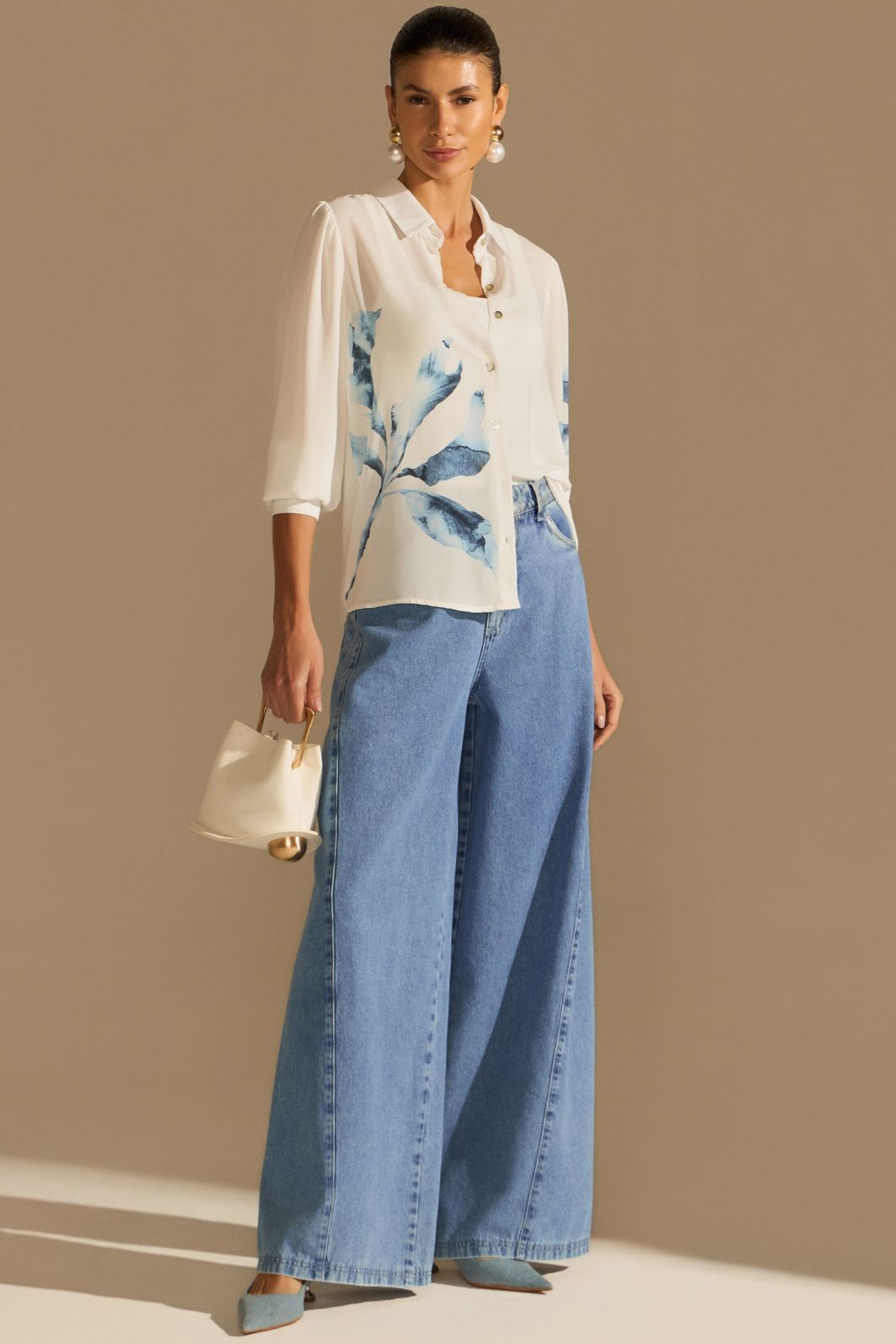 Calça wide leg em denim com leve aplicação de foil prata 94441 Linzzi Calça wide leg em denim com leve aplicação de foil prata 94441 Linzzi