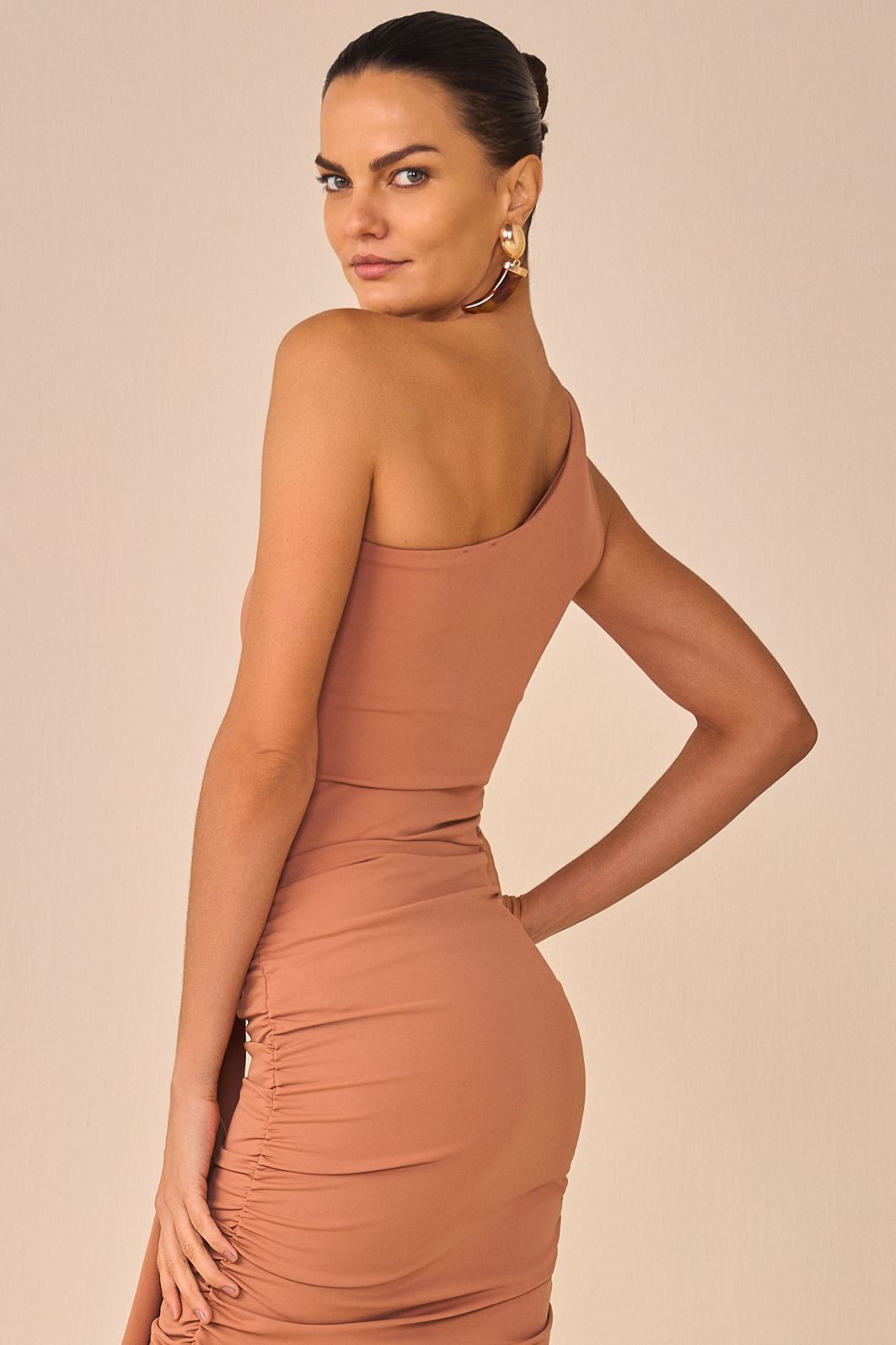 Blusa assimétrica em malha poliamida delicaté 94737 Linzzi Blusa assimétrica em malha poliamida delicaté 94737 Linzzi