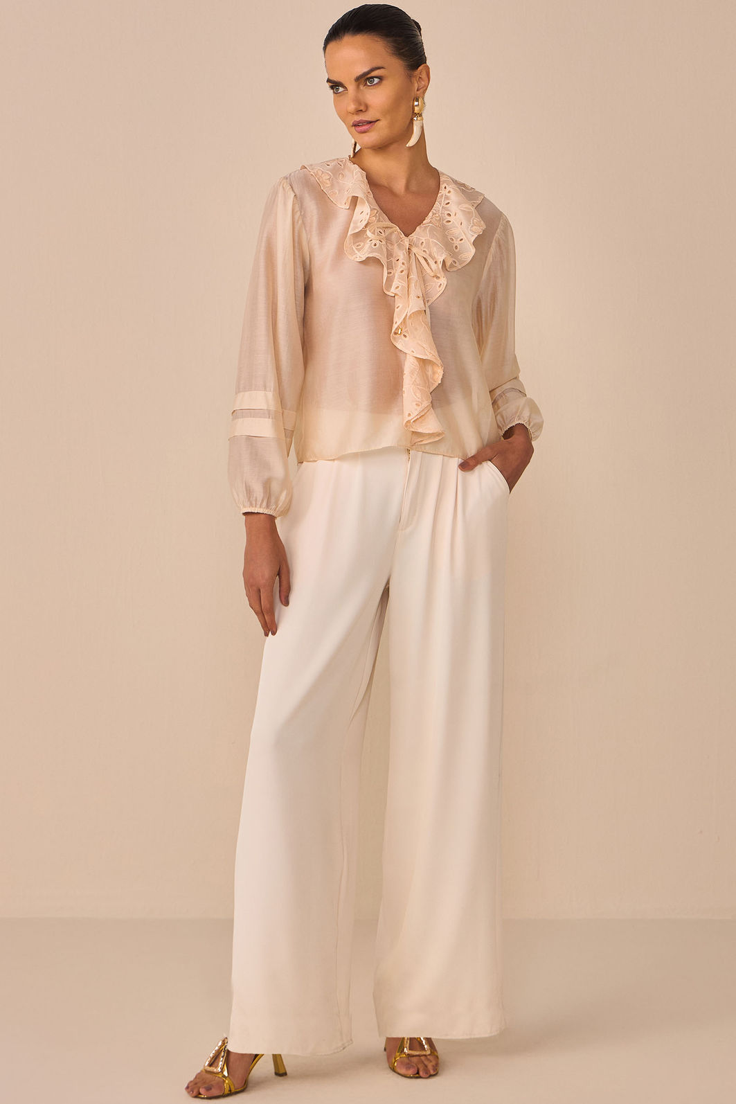 Calça wide leg em crepe premium alfaiataria. Acompanha shorts forro em malha 96765 Linzzi Calça wide leg em crepe premium alfaiataria. Acompanha shorts forro em malha 96765 Linzzi