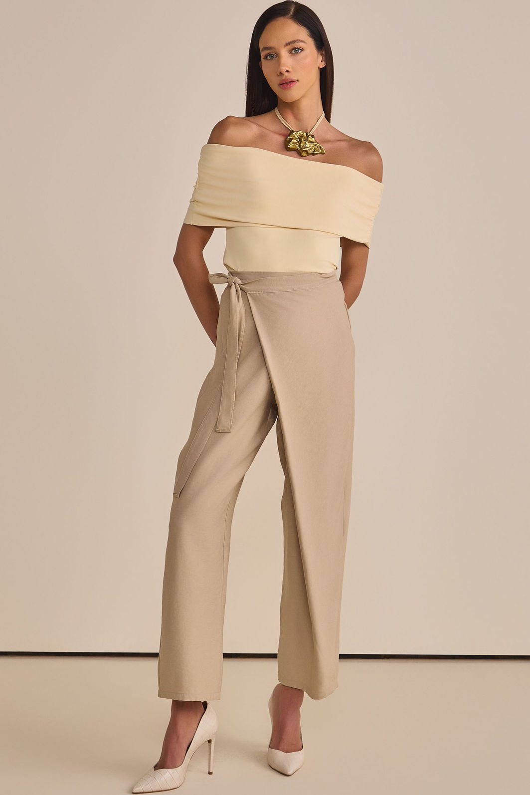 Calça assimétrica em tecido estilo alfaiataria 89081 Linzzi Calça assimétrica em tecido estilo alfaiataria 89081 Linzzi