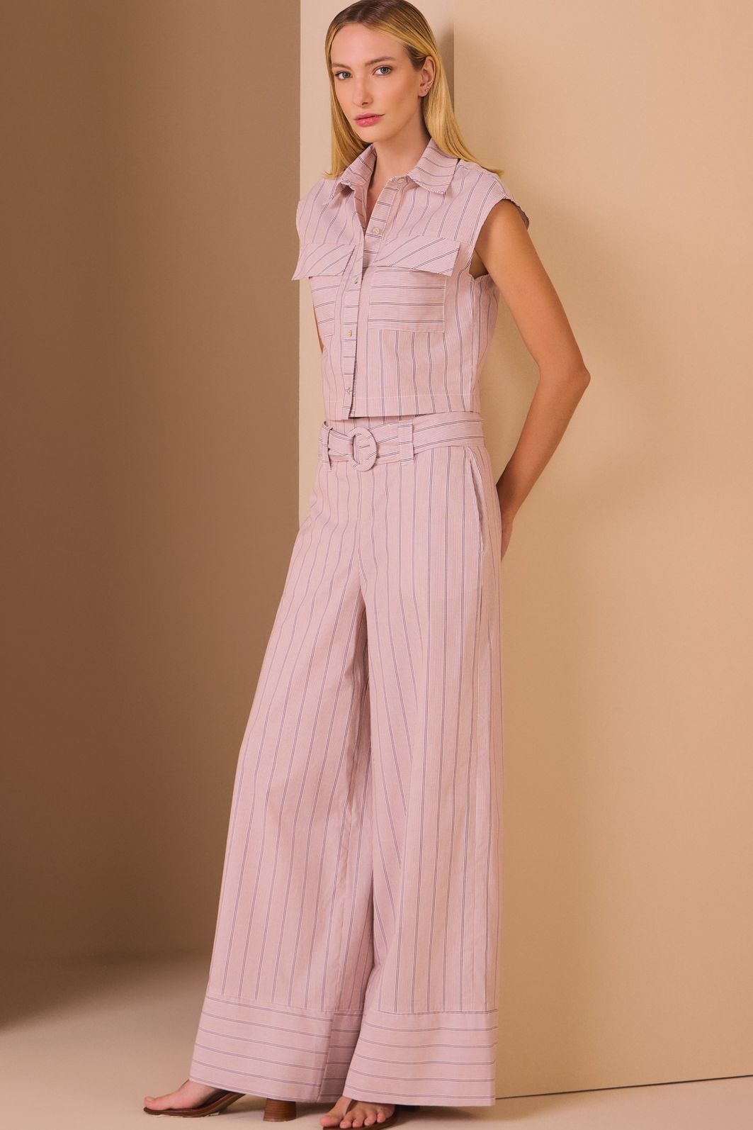 Calça pantalona em tricoline listrada de algodão premium. Acompanha cinto no mesmo tecido 98095 Linzzi Calça pantalona em tricoline listrada de algodão premium. Acompanha cinto no mesmo tecido 98095 Linzzi