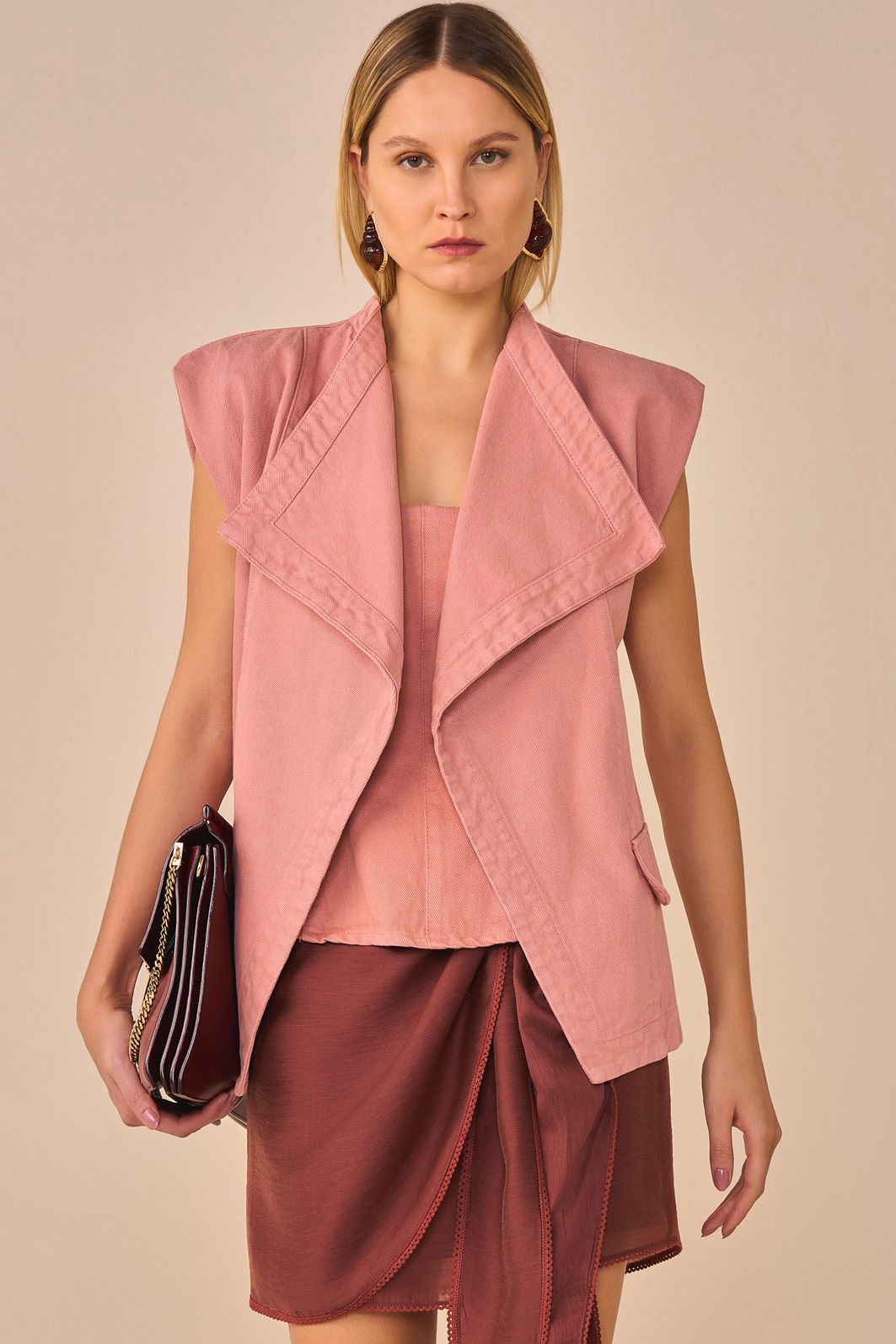 Colete oversized em sarja. Acompanha cinto 95268 Linzzi Colete oversized em sarja. Acompanha cinto 95268 Linzzi