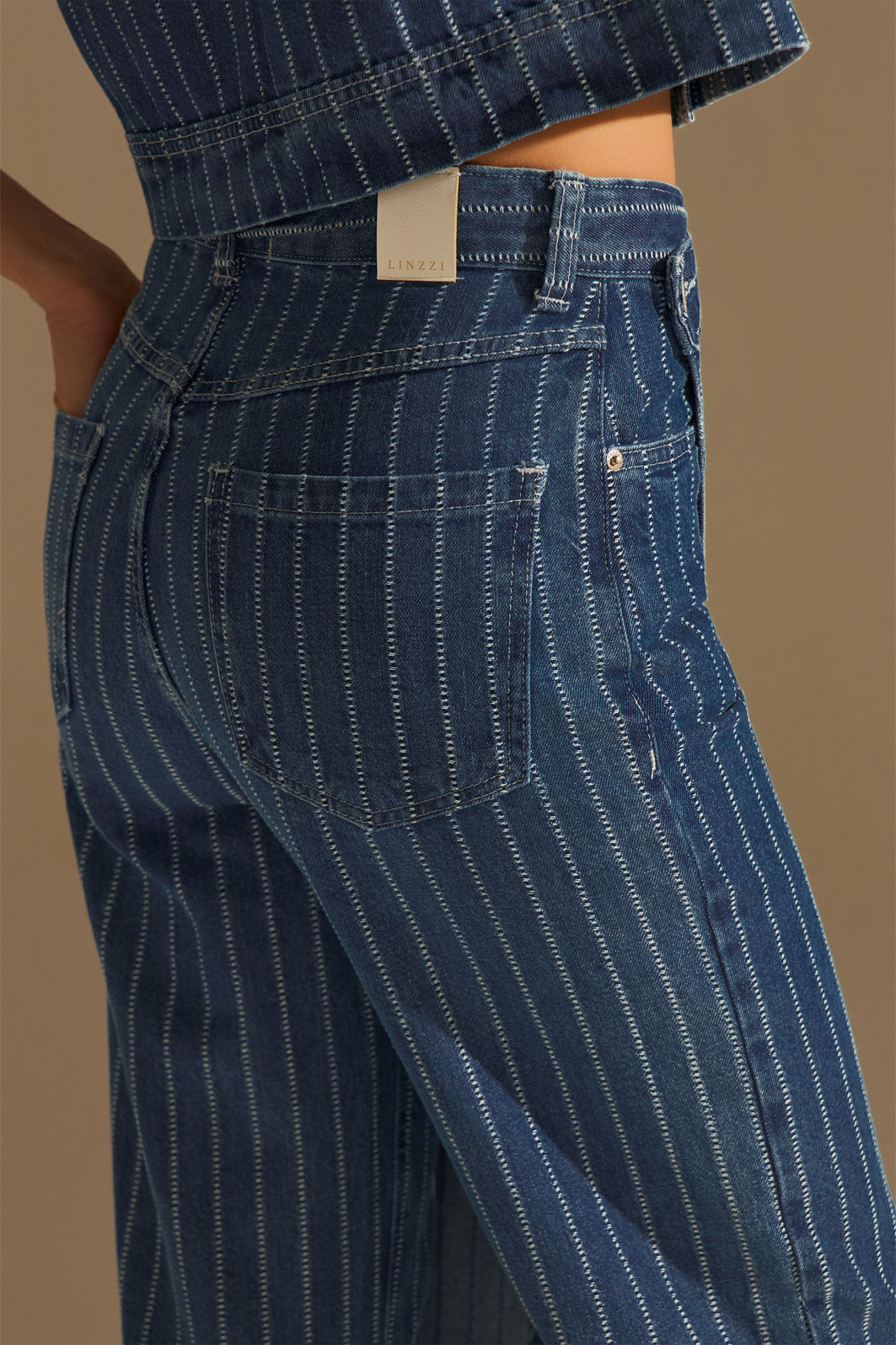 Calça reta com transpasse em denim listrado 94451 Linzzi Calça reta com transpasse em denim listrado 94451 Linzzi
