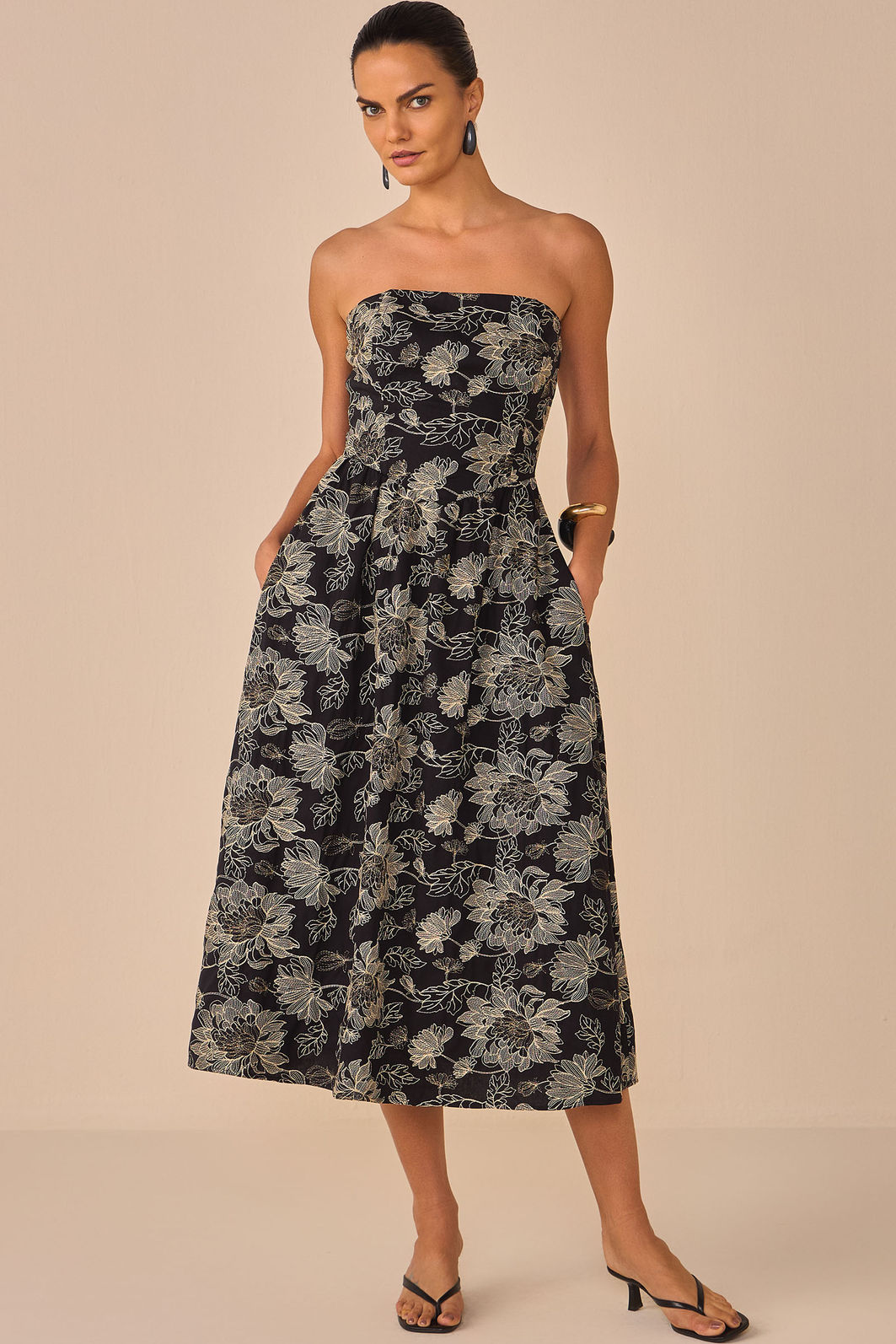 Vestido midi sem alças em tricoline bordada 97318 Linzzi Vestido midi sem alças em tricoline bordada 97318 Linzzi